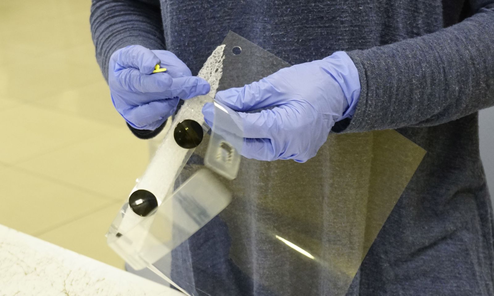 Coronavirus en Sevilla: El Fablab de la Escuela de Arquitectos fabrica mil mascarillas al día.