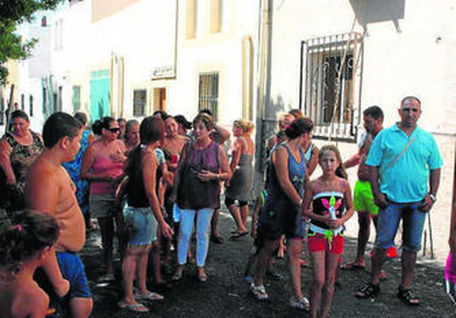Los vecinos protestaron cuando se les cortó la luz y el agua.