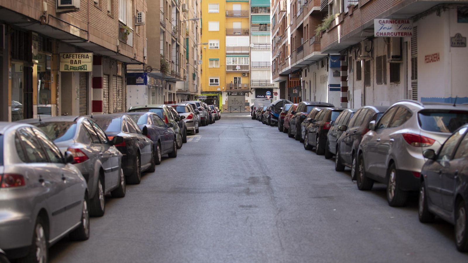 Calles del centro de Granada repletas de coches aparcados a ambos lados