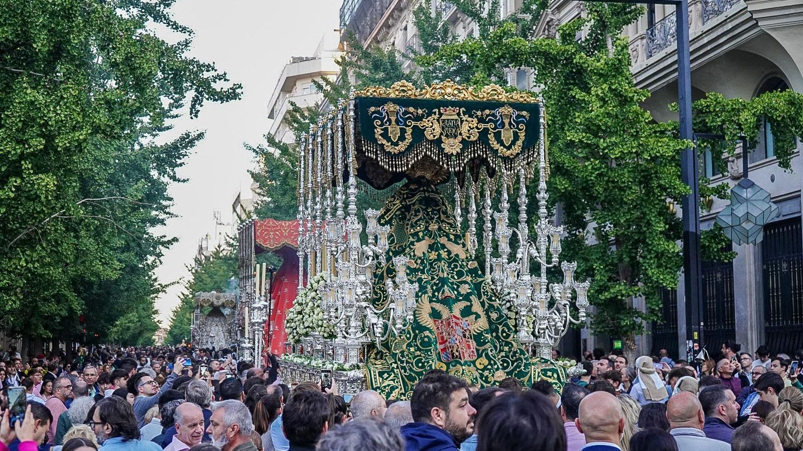 Los pasos de palio de Aurora (al fondo), Dolores (en medio) y Esperanza (primer plano)