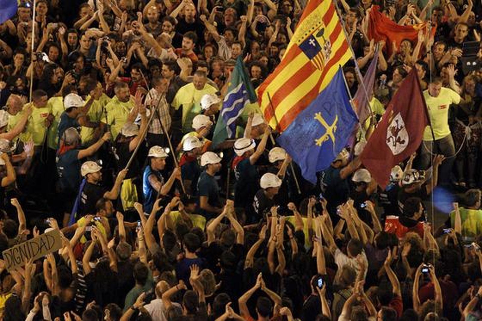 Los mineros llegan a Madrid tras una larga marcha protesta, de más de 400 kilómetros, por el cierre de la minería.

Foto: EFE
