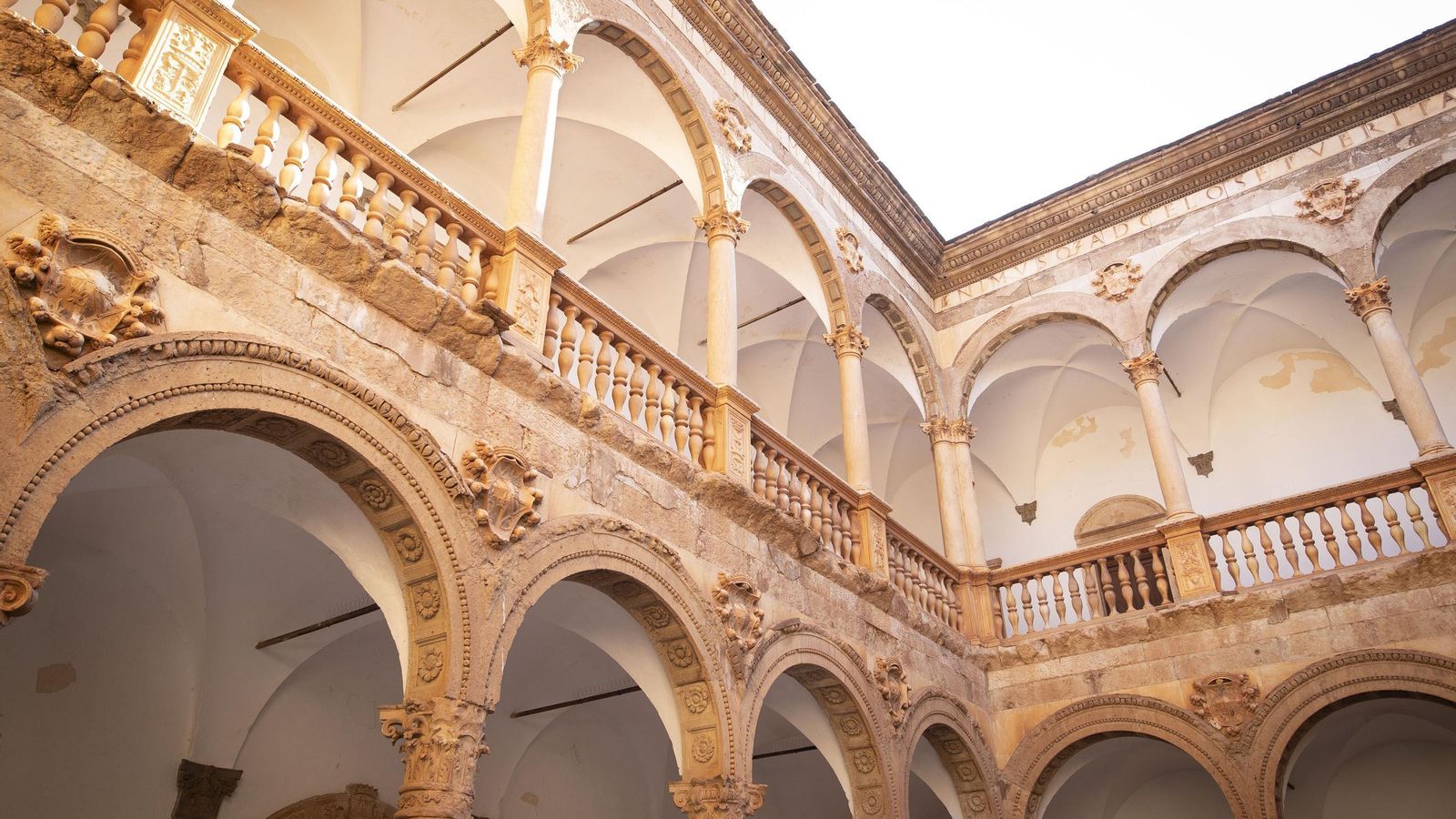 Vista interior del patio del Castillo de La Calahorra
