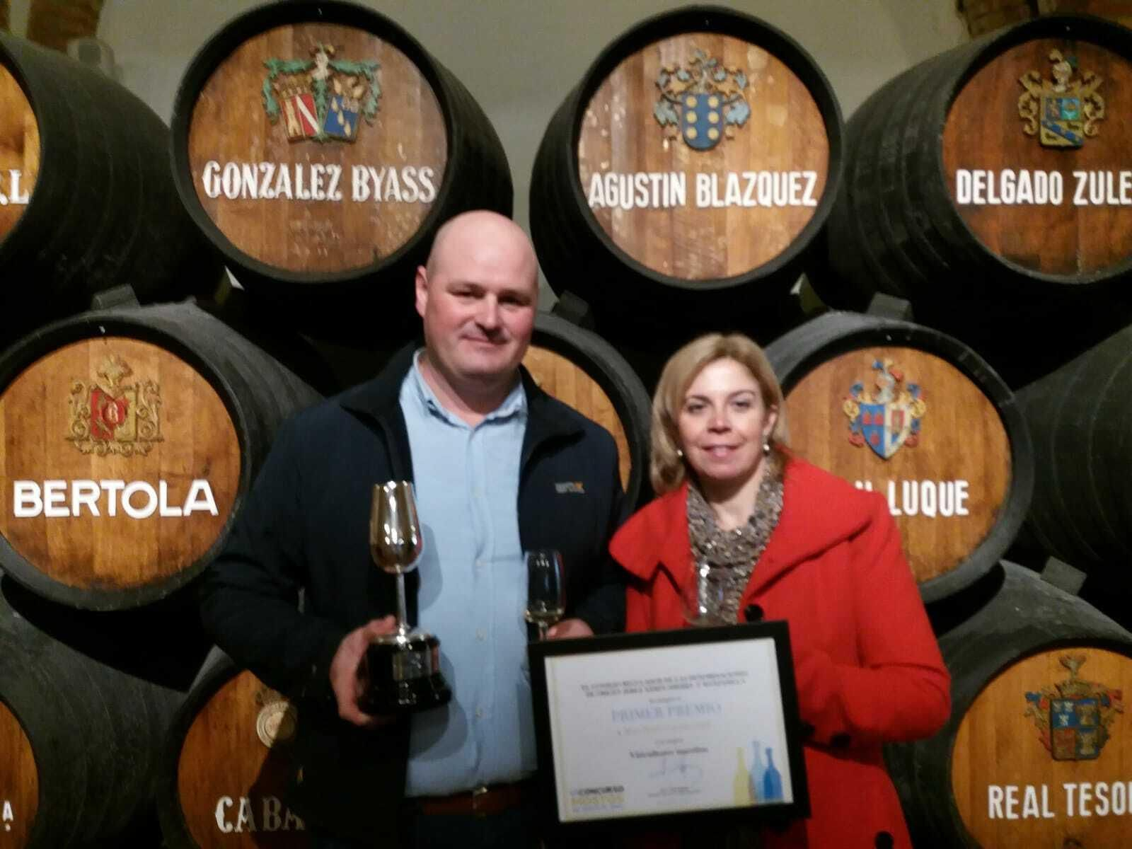 1º Premio Mostos Artesanales: Rosa María García Conde - Viña Alventus (Mosto Piraña) Rosa María García y su esposo Juan Francisco Pulido elaboran su mosto a partir de la uva de esta viña de 4 hectáreas ubicada en Trebujena, donde también regentan el tabanco El Piraña, a través del que comercializan en torno al 10% de la producción de este vino del año. Los ganadores de tres primeros premios y un tercero en las seis ediciones del concurso entregan el resto en la cooperativa Virgen de Palomares. Lo principal, explica Pulido, es que "es un mosto de viticultor, hecho en casa a la antigua, fermentado en bota y procede de uva seleccionada y vendimiada a mano de viña vieja". Afrutado y potente, con una graduación excepcional (los 15,7 grados naturales que ha alcanzado la viña este año) y que puede degustarse en El Piraña, al precio de 1,60 euros/litro a granel o 3,20 €/l para consumo en el local. También puede encontrarse en algún otro local de Trebujena (El Bollao, Manego...)