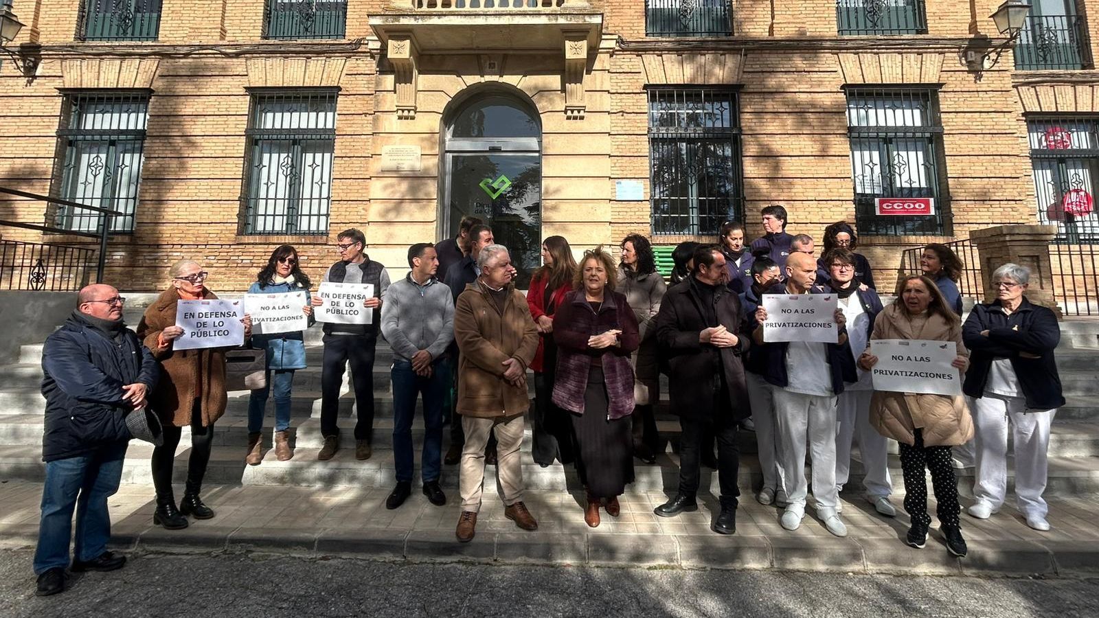 Miembros del grupo socialista en la Diputación junto a representantes sindicales