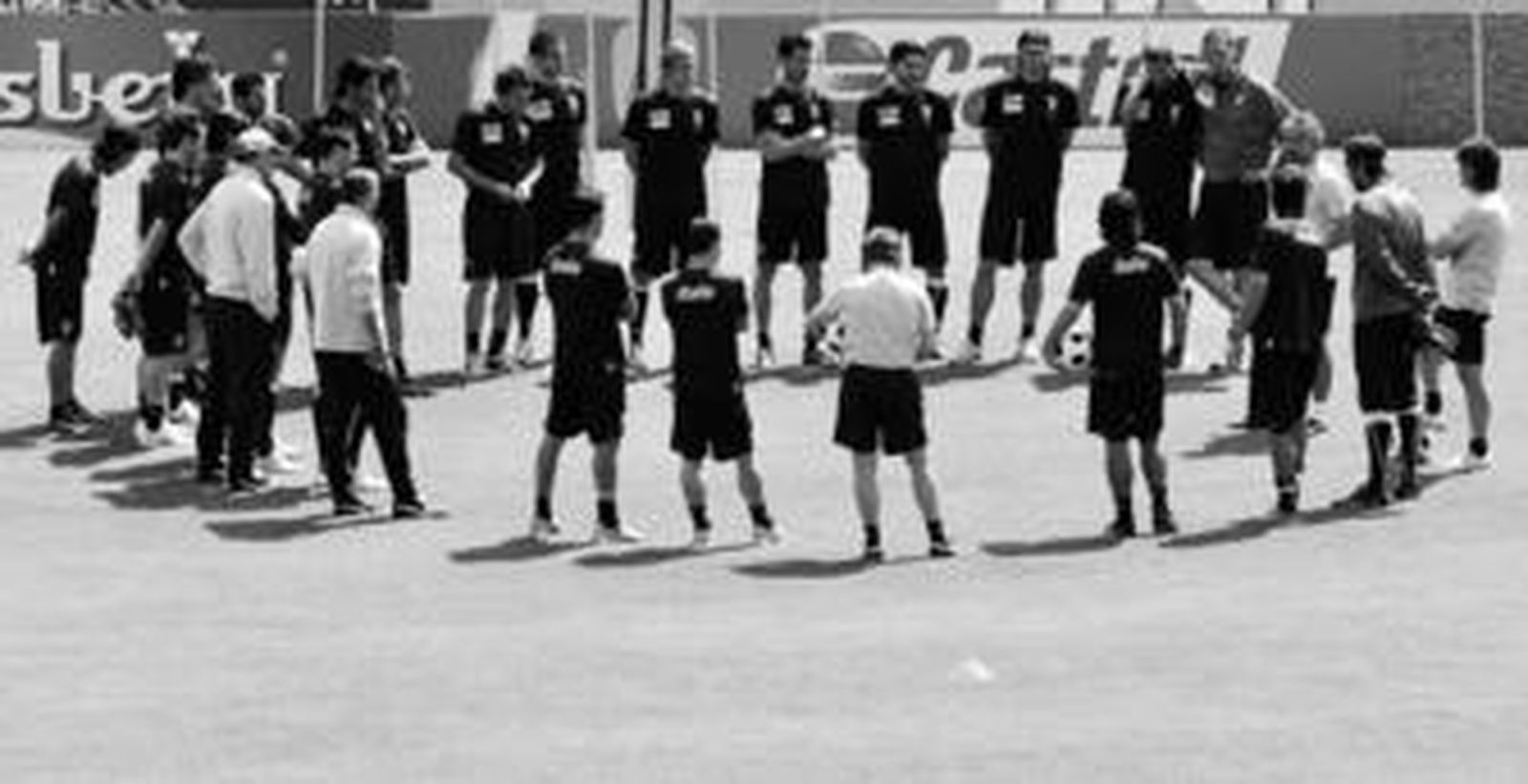 Donadoni da instrucciones a sus jugadores durante el entrenamiento de ayer.