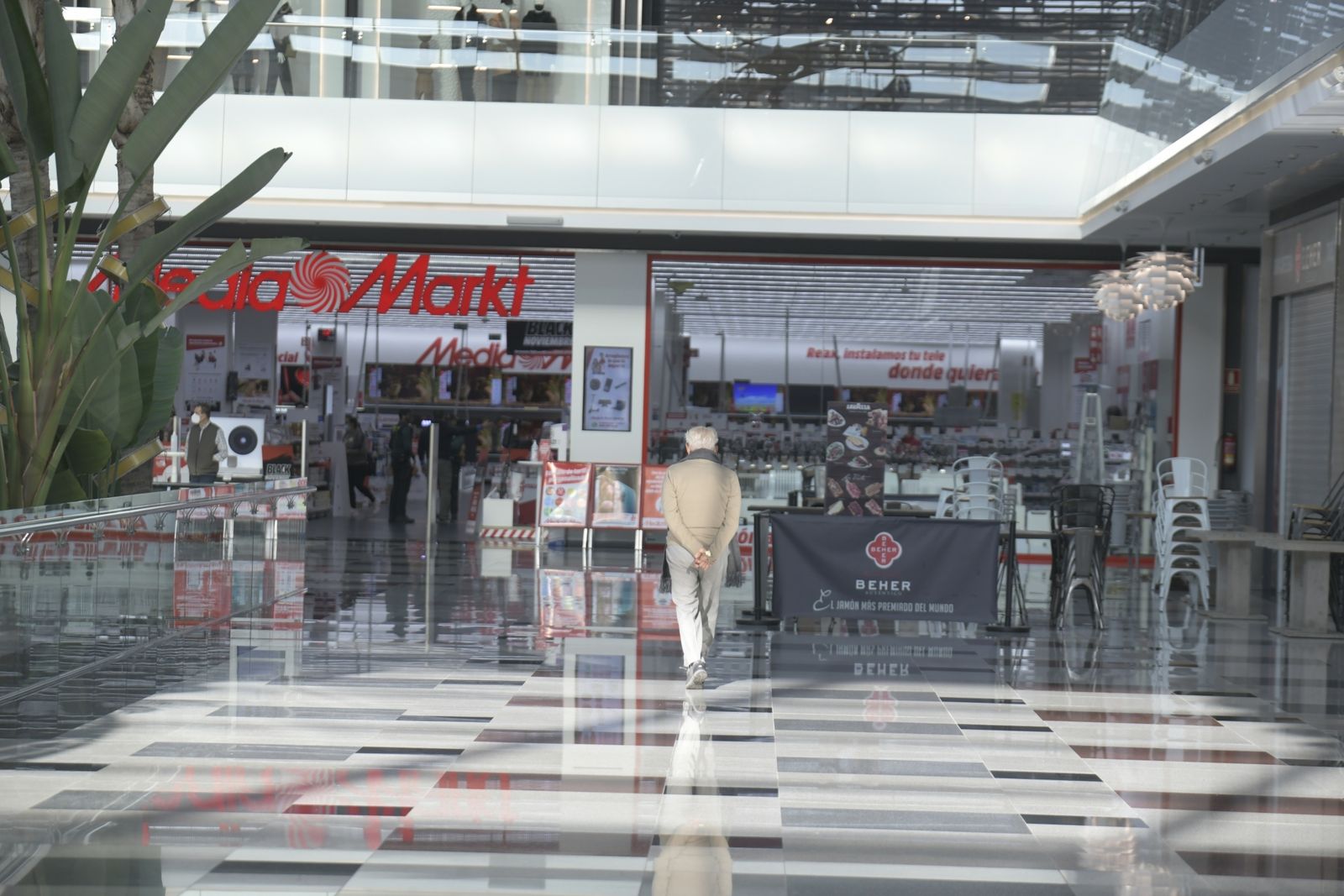 Fotos: El centro comercial Nevada mantiene un hálito de vida el primer día del cierre de comercios