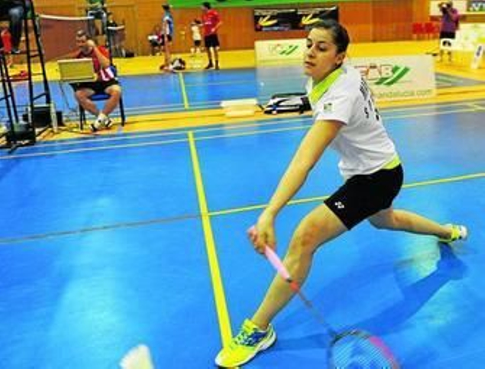 Carolina Marín se dispone a golpear el volante durante su partido de ayer frente a Beatriz Corrales.