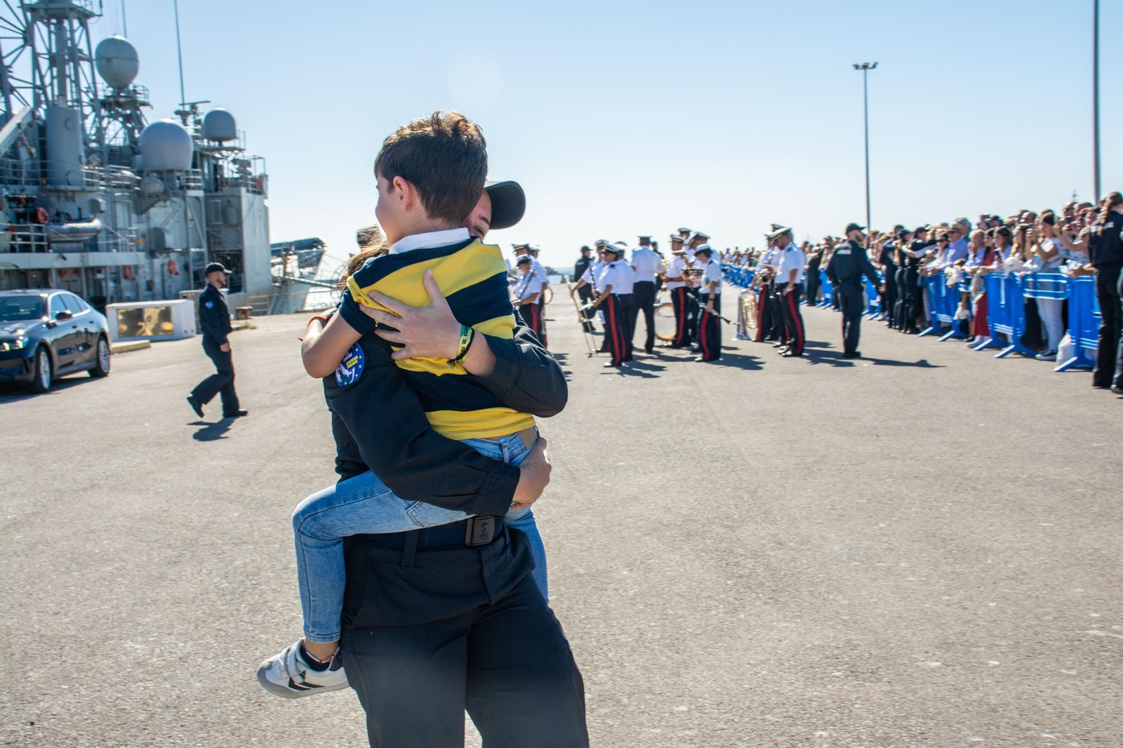 Las imágenes de la despedida de la fragata 'Santa María' de la Armada, rumo a la misión Atalanta