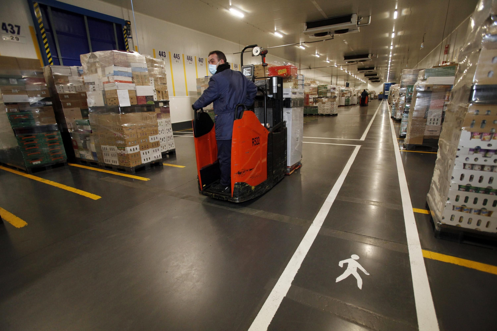 Imágenes del trabajo en la central logística de Mercadona