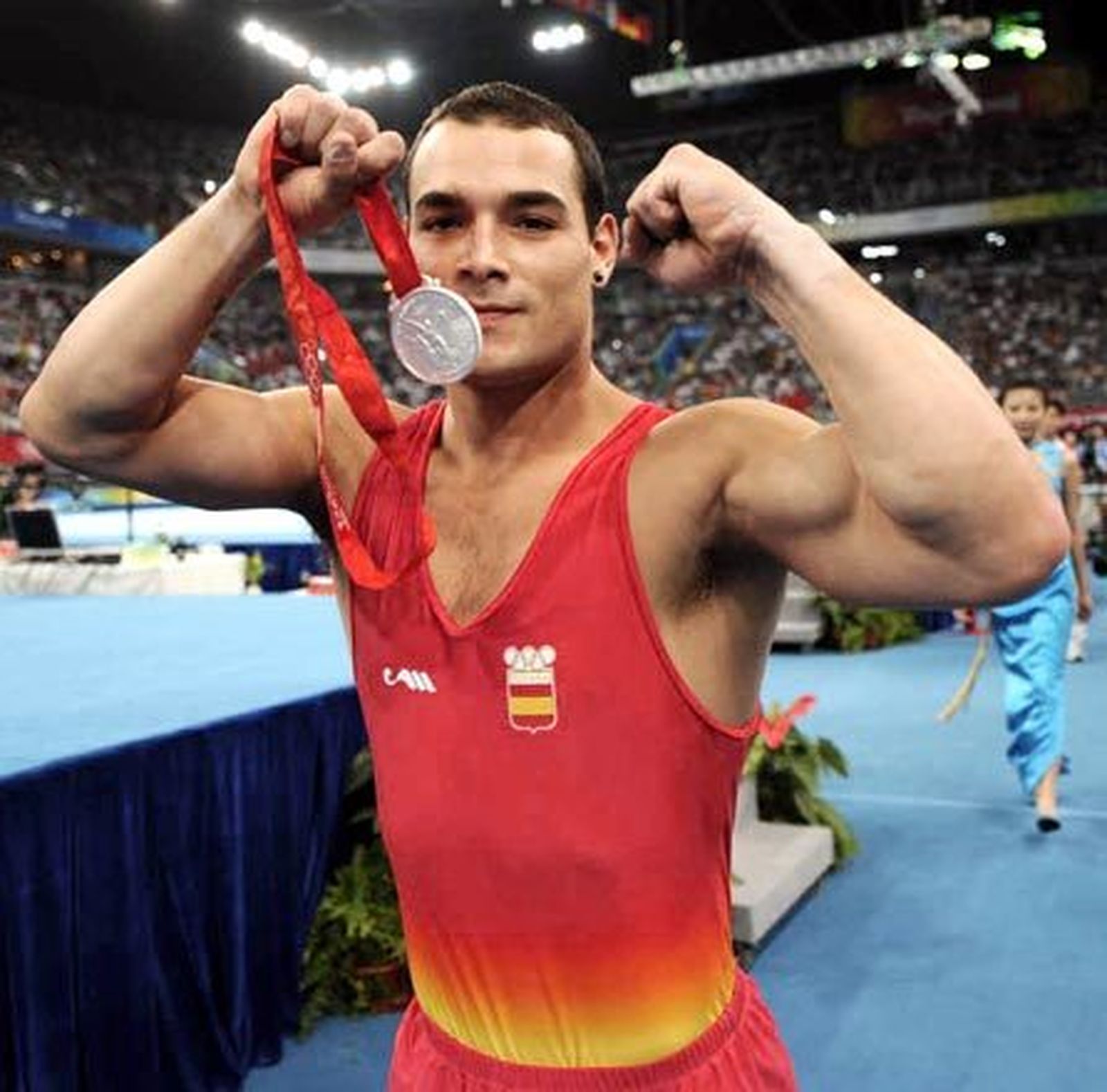 El gimnasta Gervasio Deferr muestra su medalla de plata. / Lluis Gene (AFP Photo).