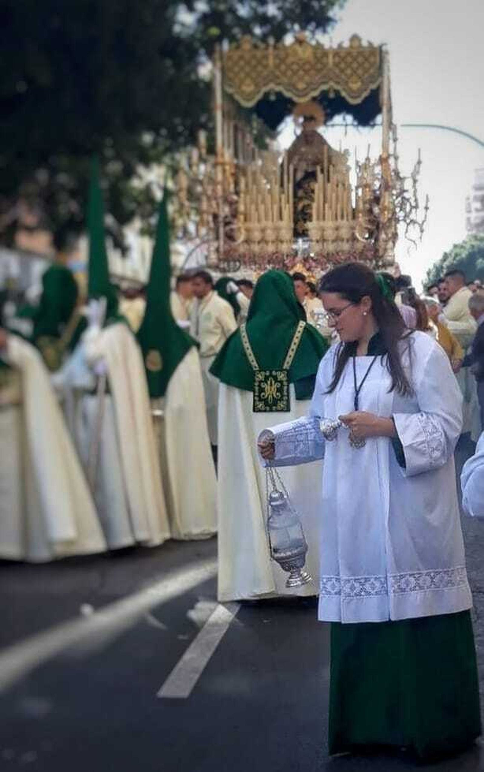 Beatriz Vázquez, hermana y acólito de María Santísima de Nueva Esperanza