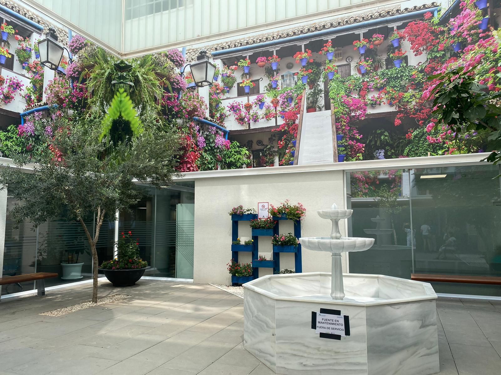 Una fuente de mármol y un patio andaluz en el Hospital Universitario Torrecárdenas