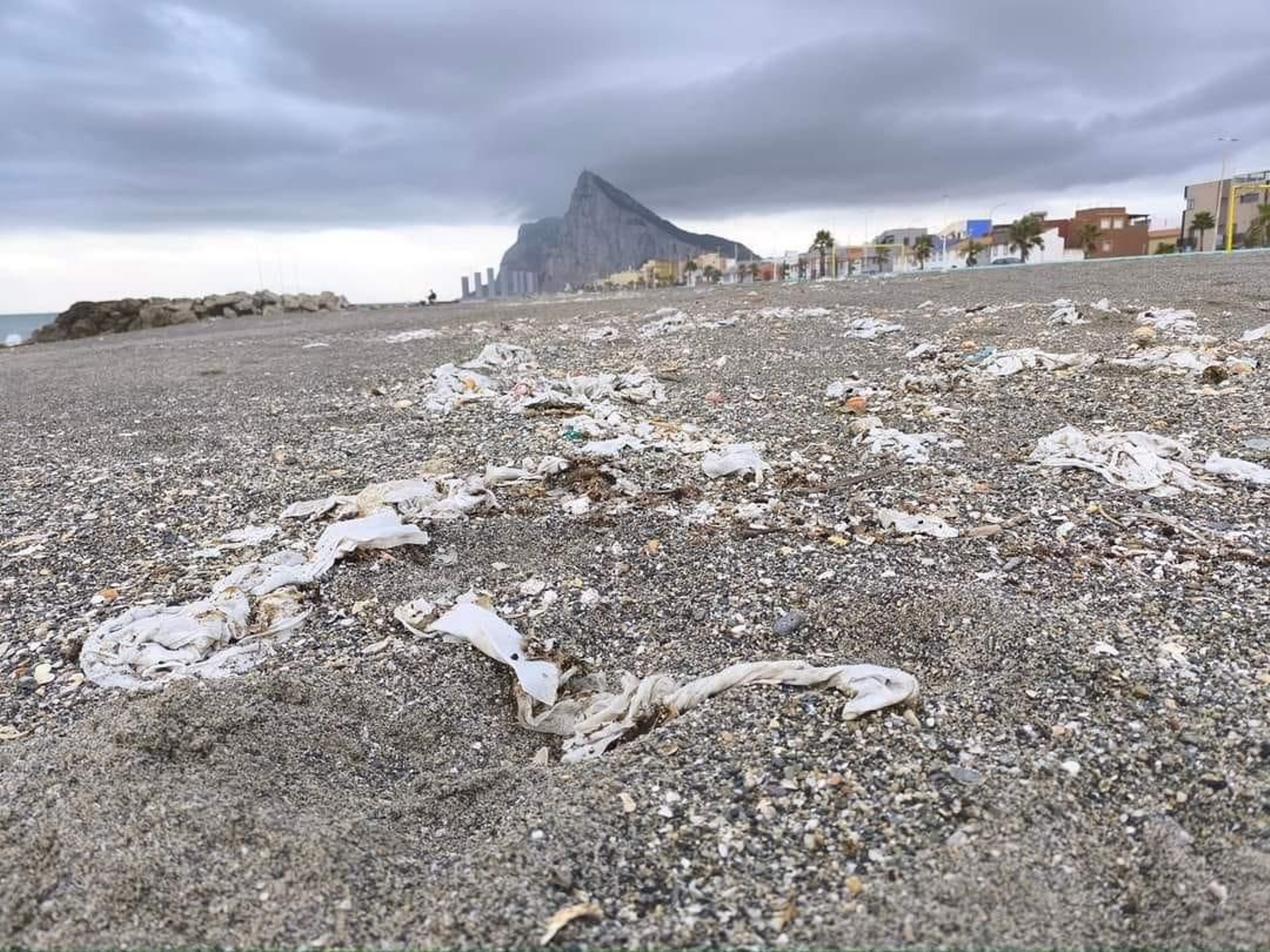 Toallitas en la playa de Levante de La Línea.