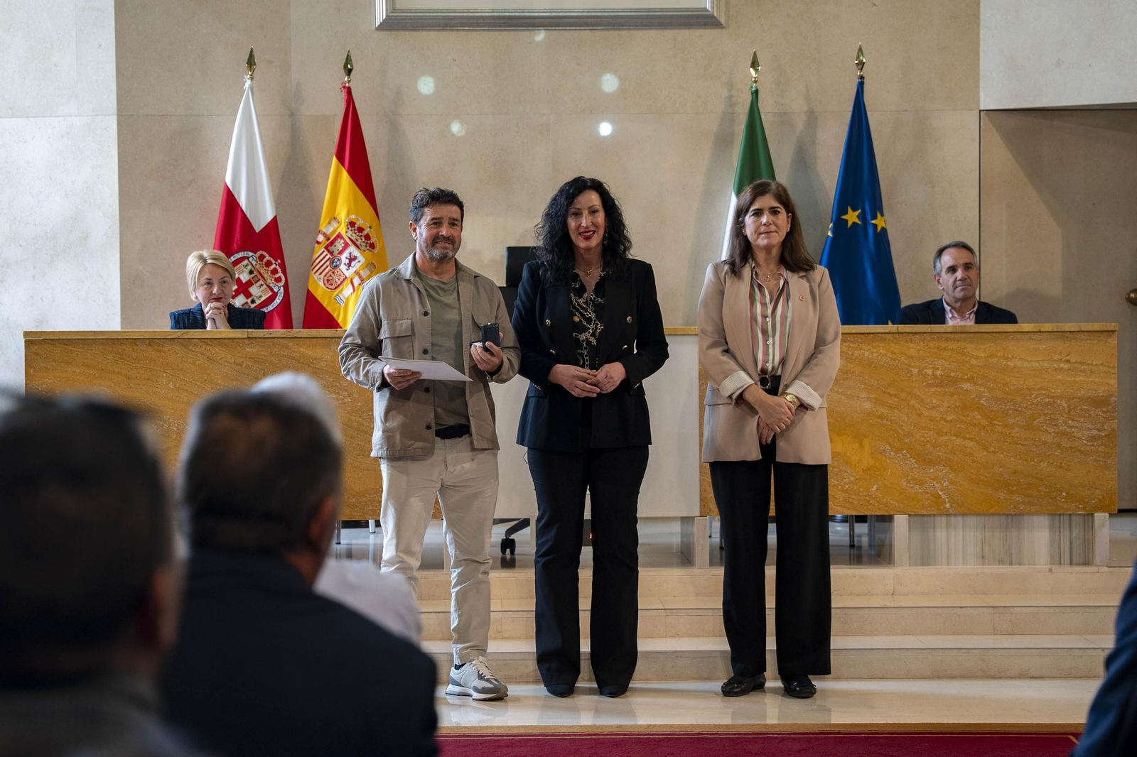 Almería rinde homenaje a su personal municipal con la imposición de los Escudos de Oro