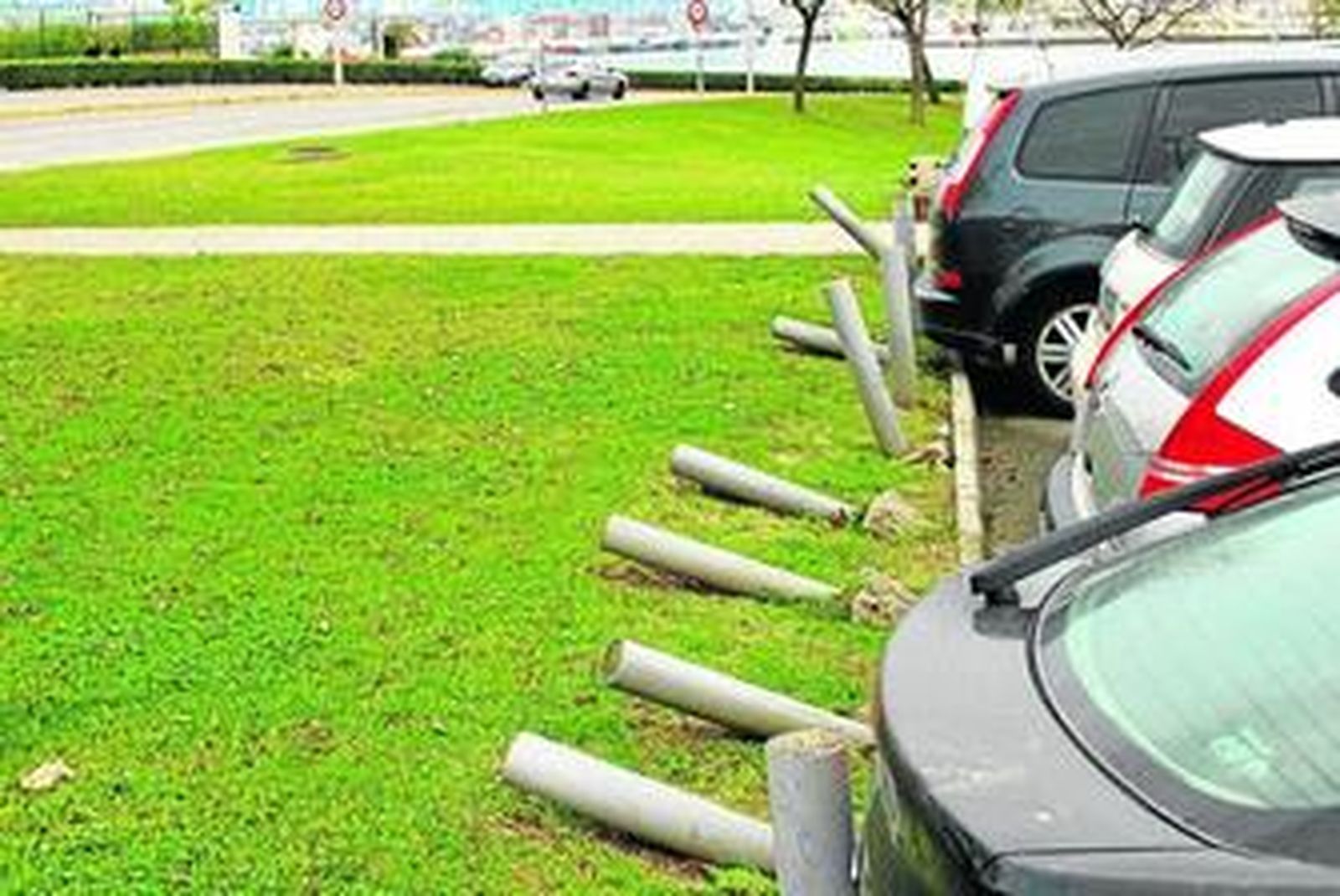 Imagen de los pivotes ubicados en una vía de aparcamientos paralela a la antigua Carretera del Cementerio.