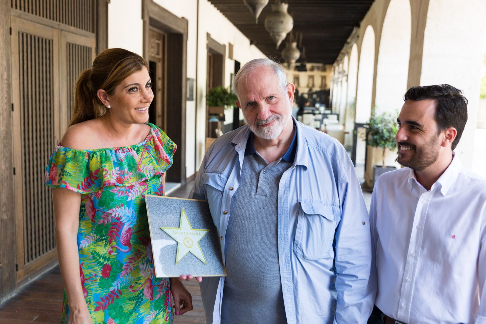 El director de cine, Brian de Palma, recibe la réplica de la Estrella del Paseo de la Fama de manos de Carolina Lafita y Carlos Sánchez.