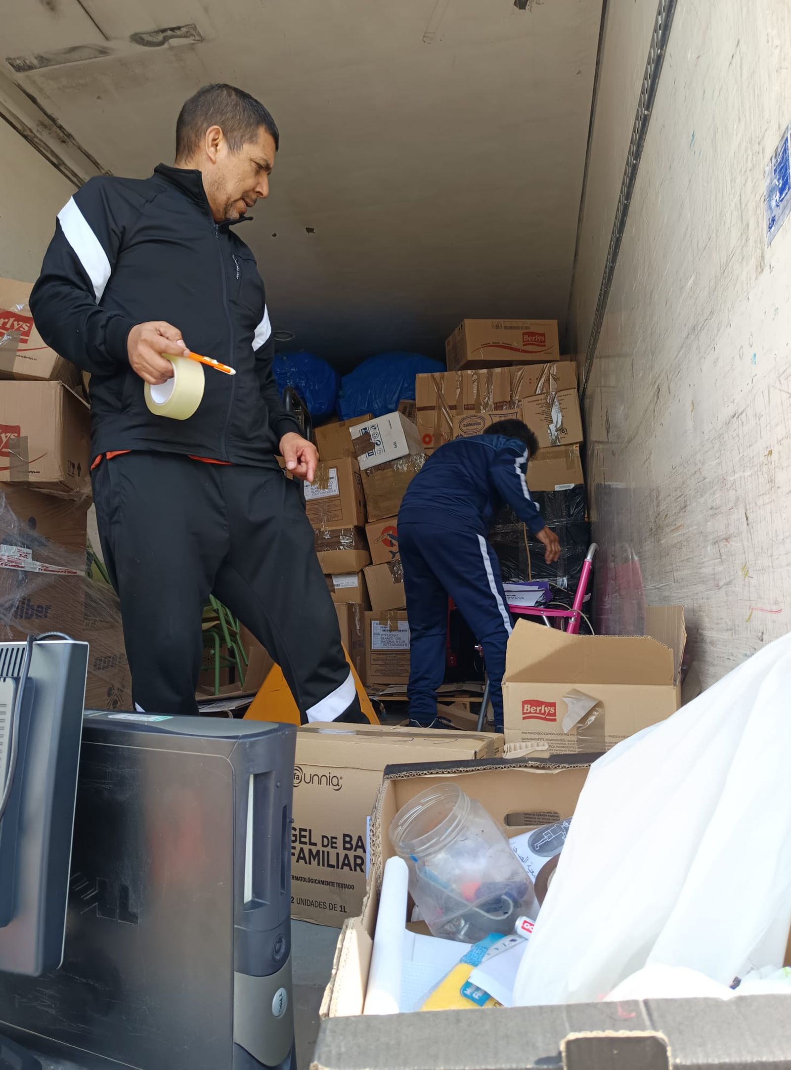 Puesta a punto de todo el material recogido para destinarlo al Sáhara.