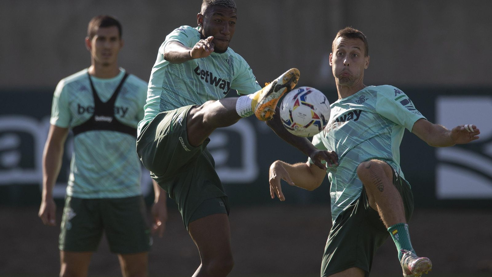 Canales y Emerson pugnan por el balón.