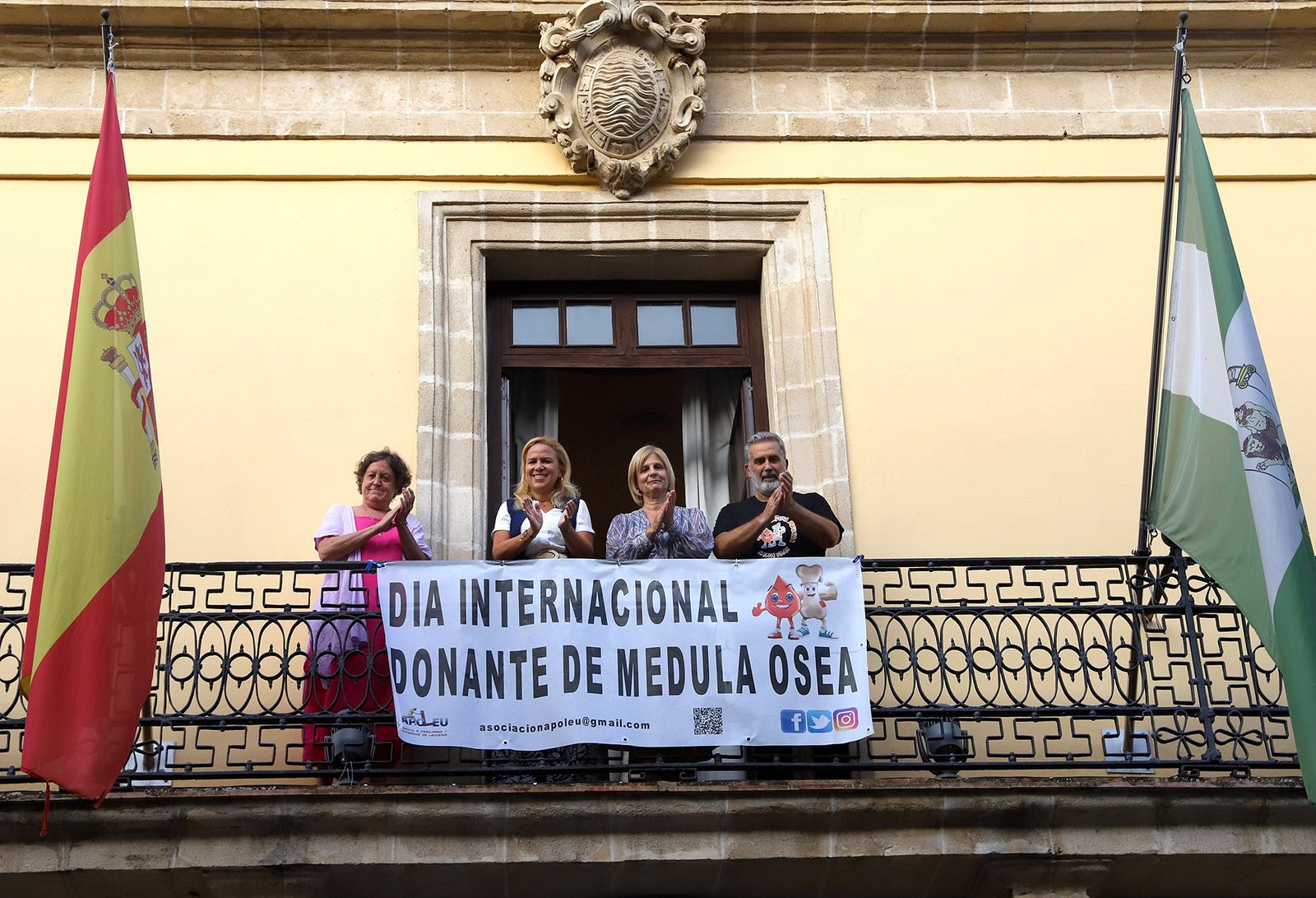 Lona conmemorativa del Día de la Donación de Médula y Cordón Umbilical en la fachada del Ayuntamiento.