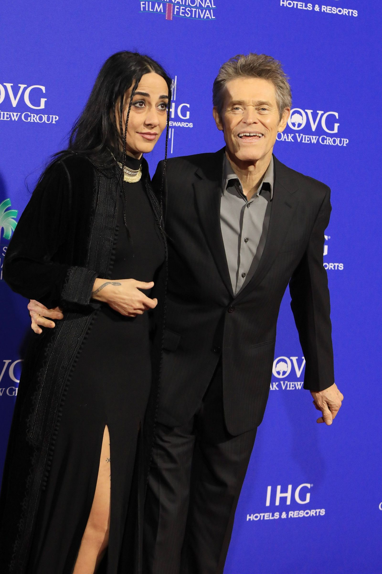 Willem Dafoe y su esposa en la ceremonia de descubrimiento de su estrella en el Paseo de la Fama