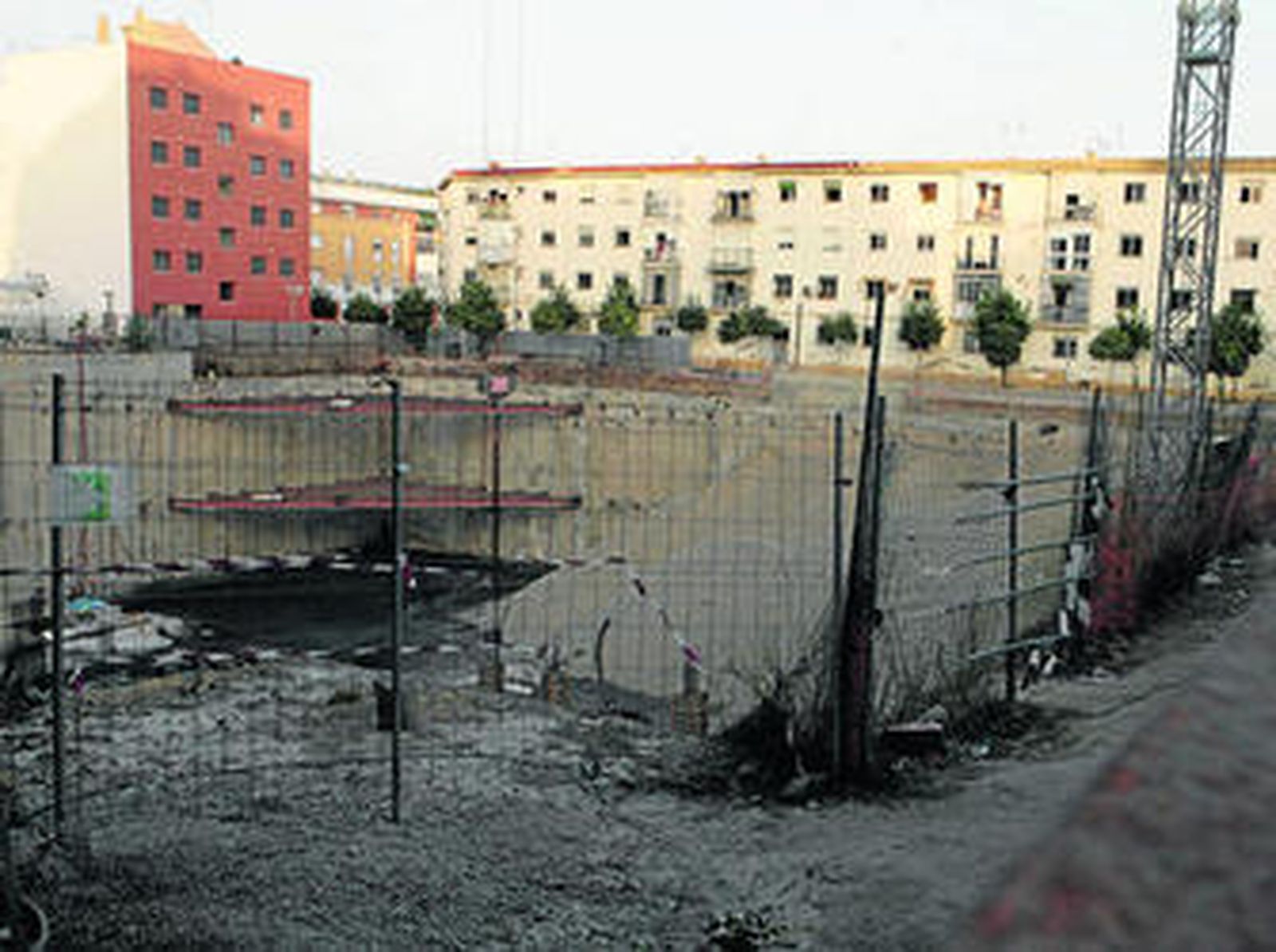 Al fondo, los pisos afectados por la obra del parking que se observa en primer plano.