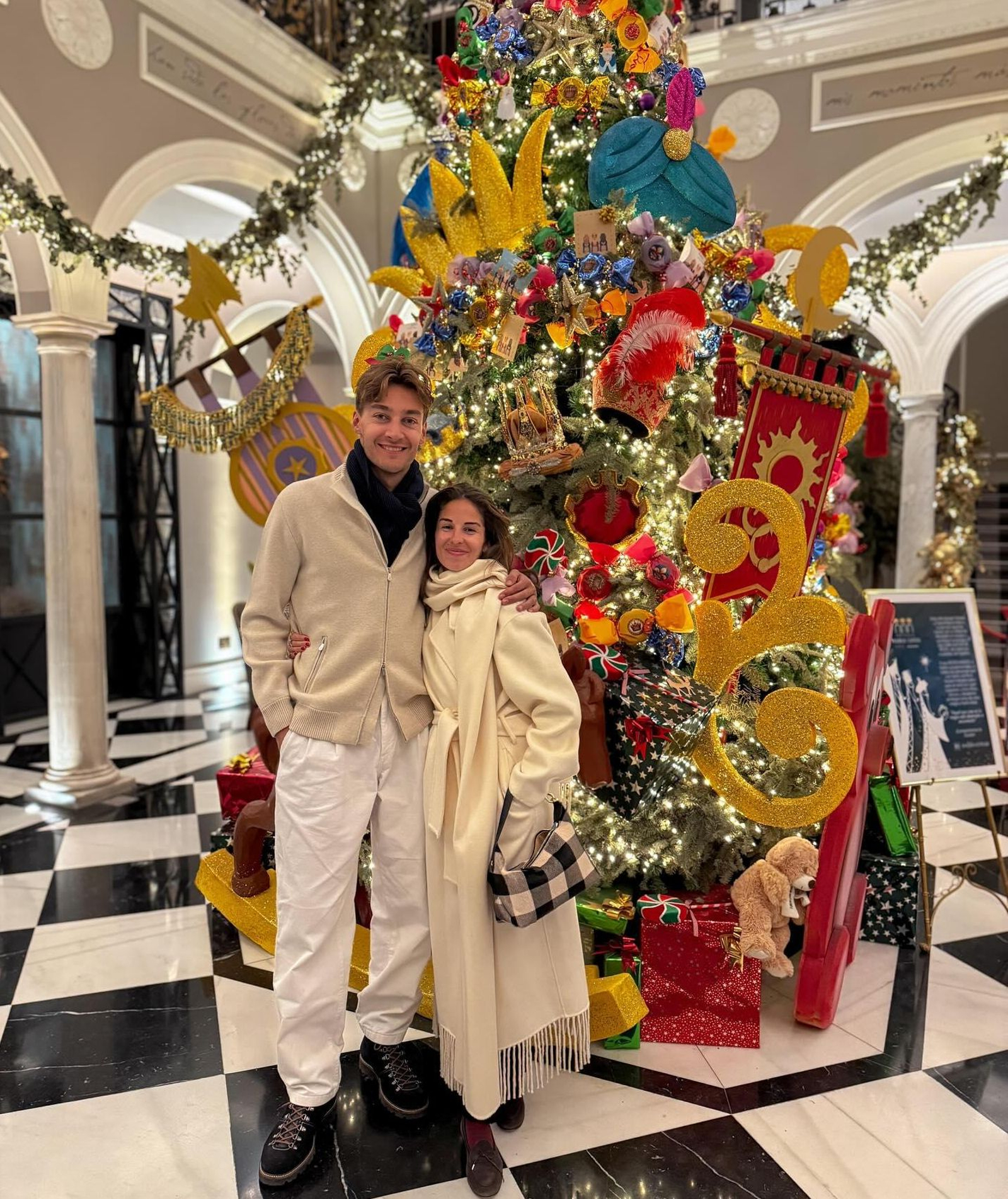 El piloto junto a su pareja, en el Hotel Palacio María Luisa de Jerez.