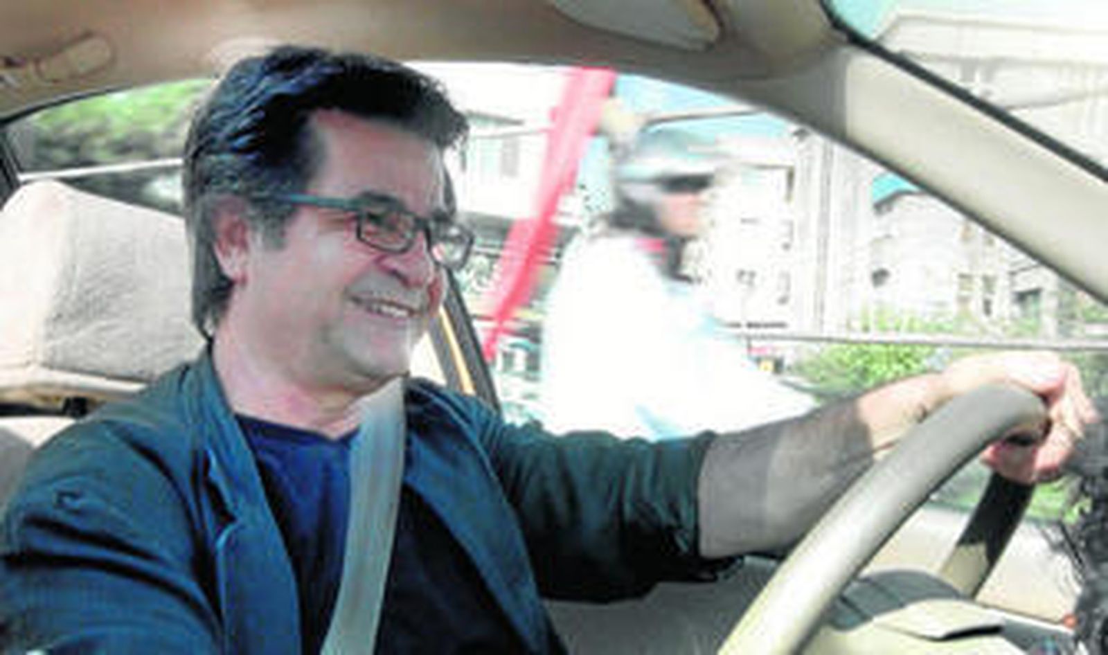 Jafar Panahi conduce el taxi en el que transcurre su última película, rodada de nuevo en la clandestinidad.