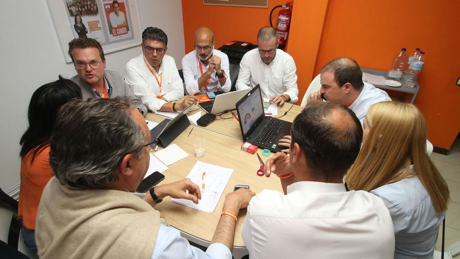 Dirigentes y candidatos de Ciudadanos durante el recuento de las votaciones