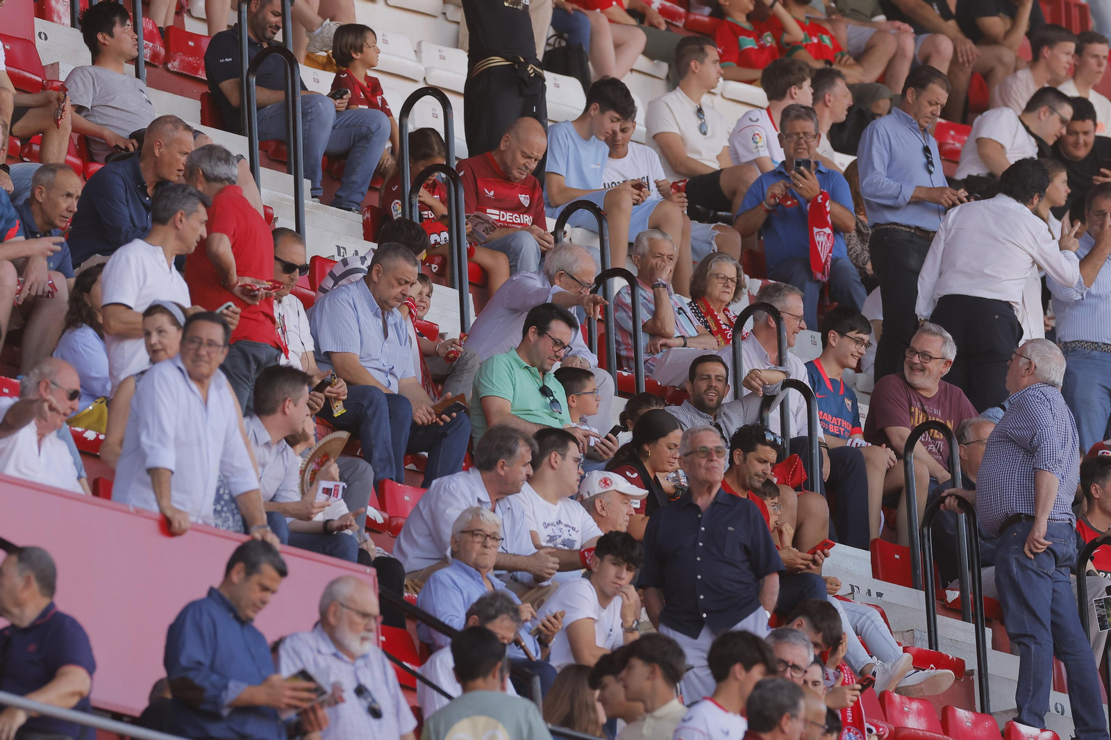 Búscate en las fotos del Sevilla-Español