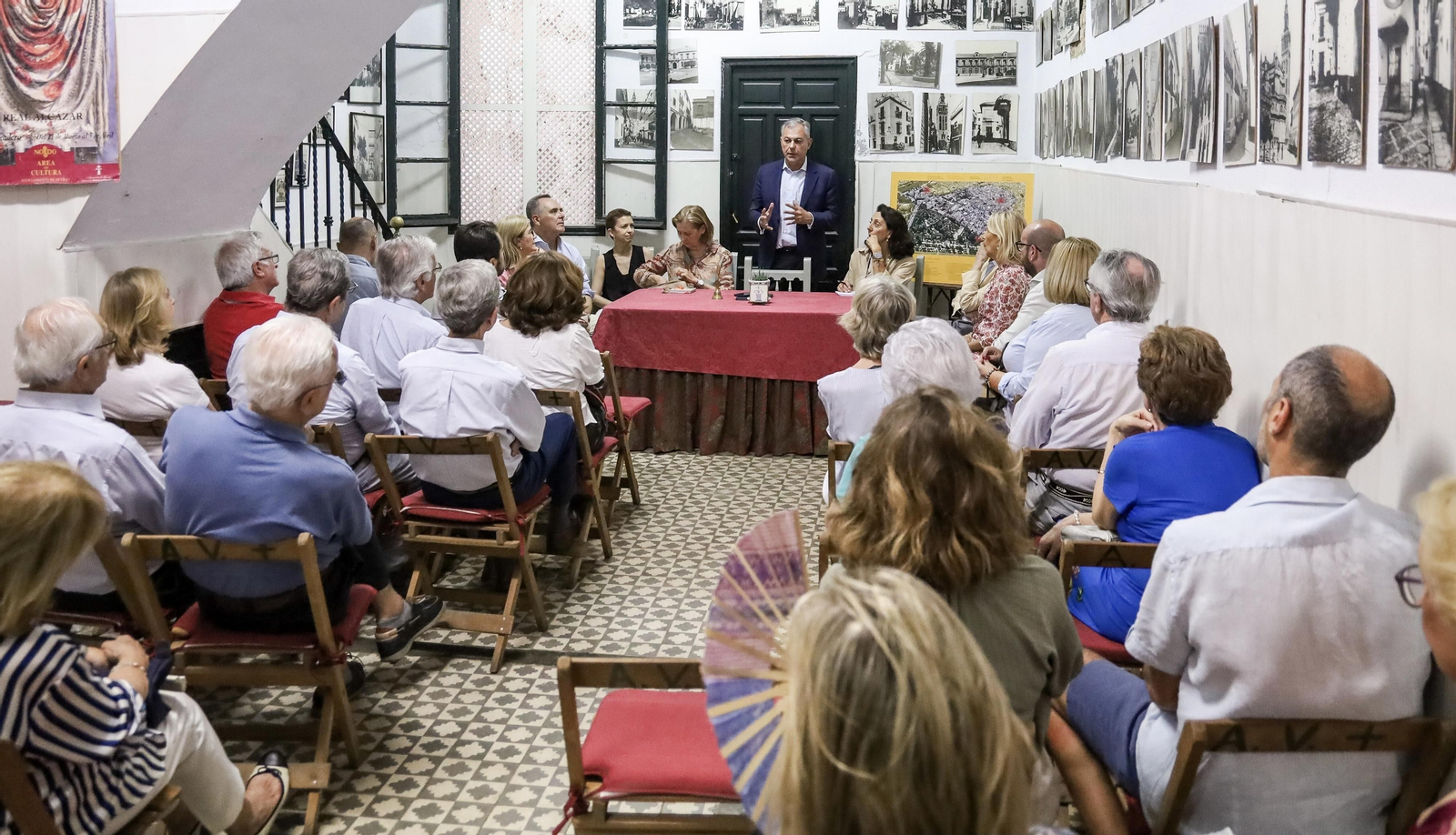 Sanz reunido con los vecinos.