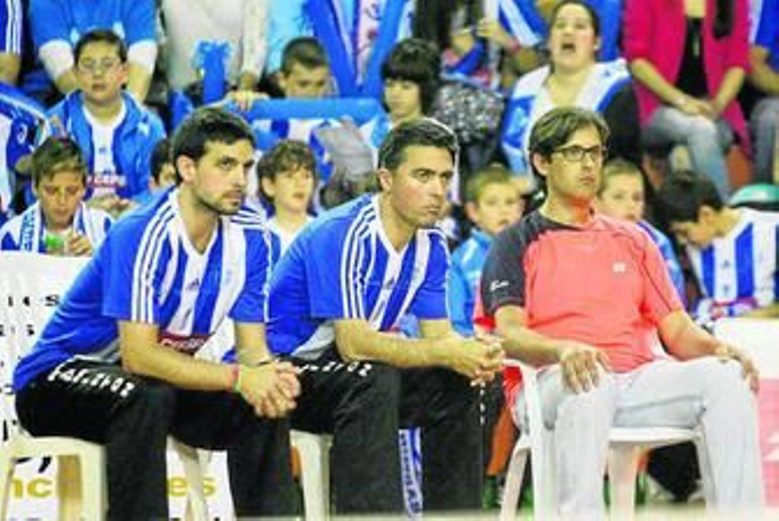 Paco Ojeda, en el centro, atento a uno de los partidos del IES La Orden en el polideportivo Andrés Estrada.