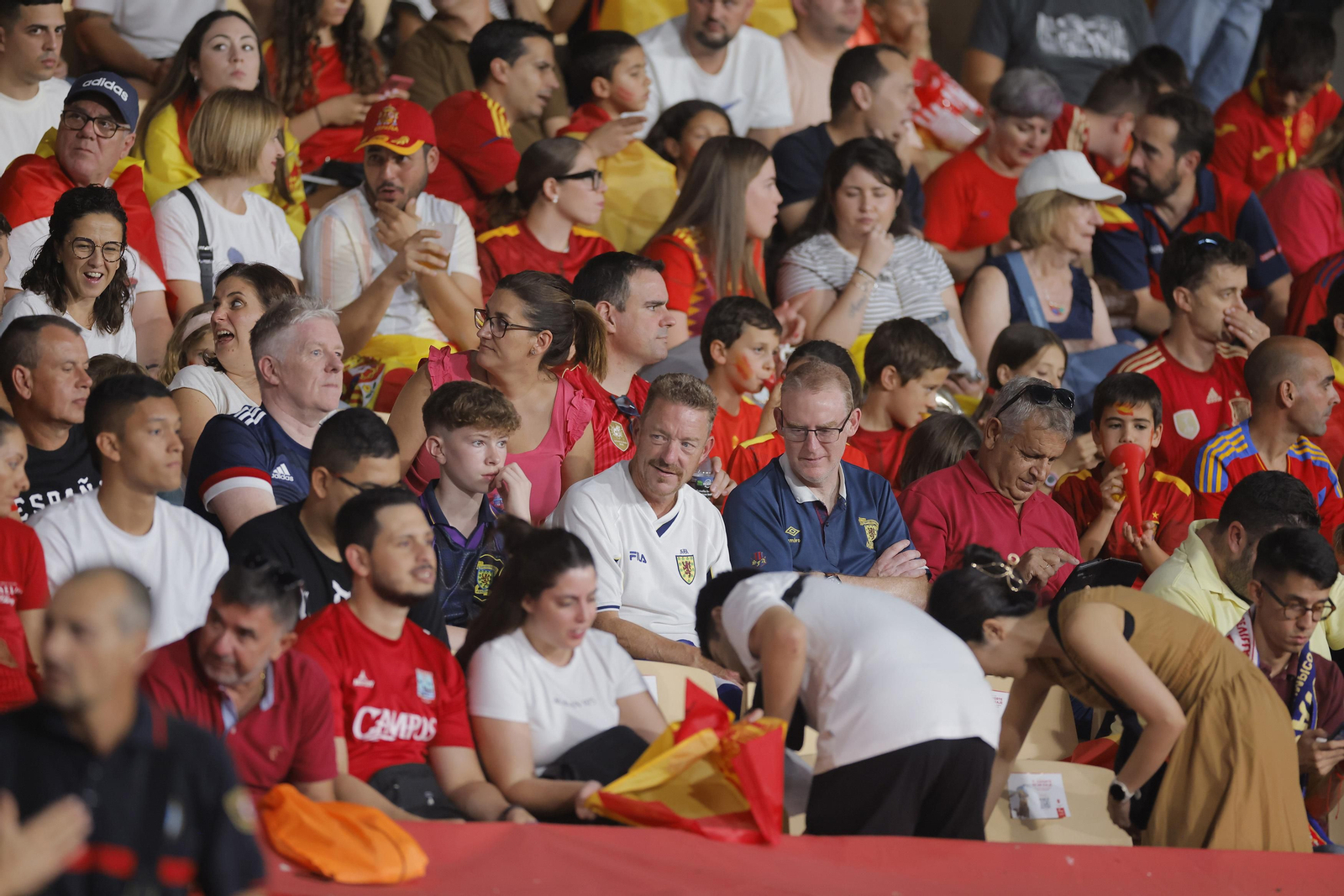 Búscate en las fotos del España-Escocia