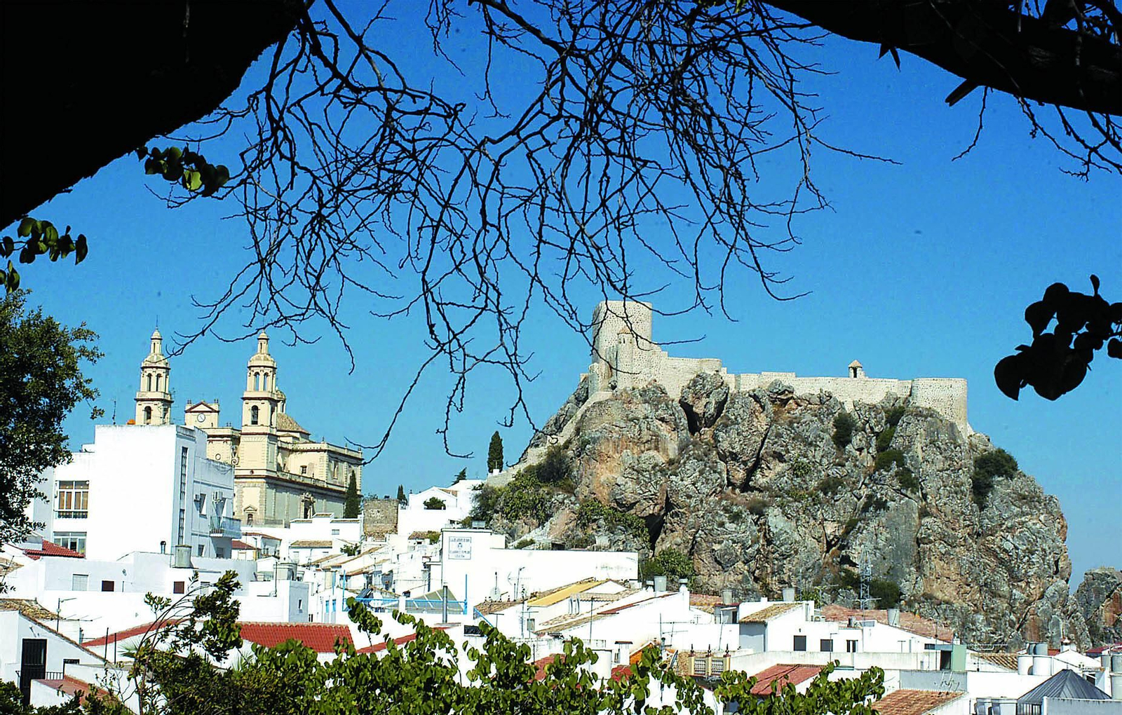 Una perspectiva de la localidad serrana de Olvera, con la iglesia y el castillo.