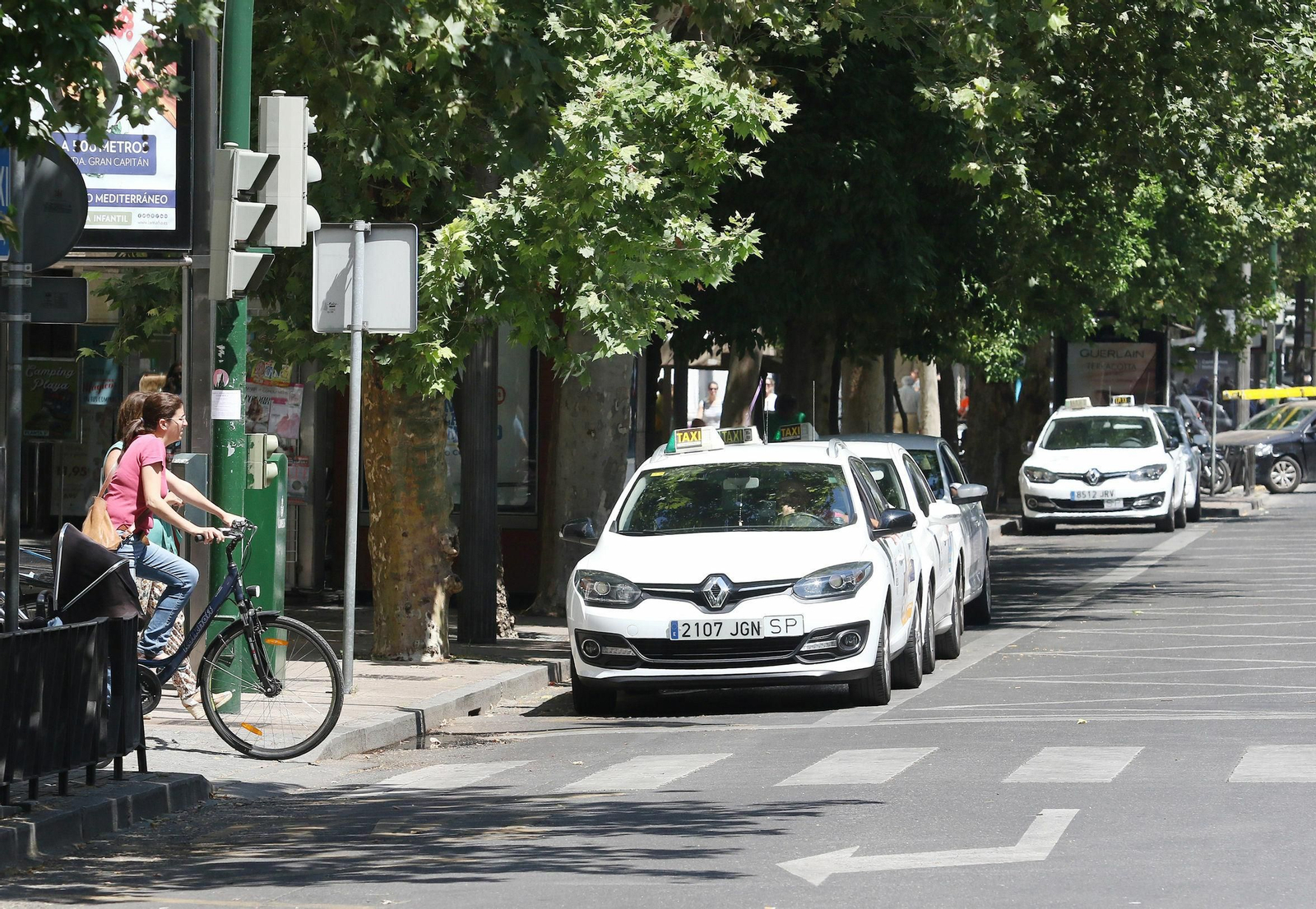 Varios taxis estacionados en la parada de Gran Capitán.