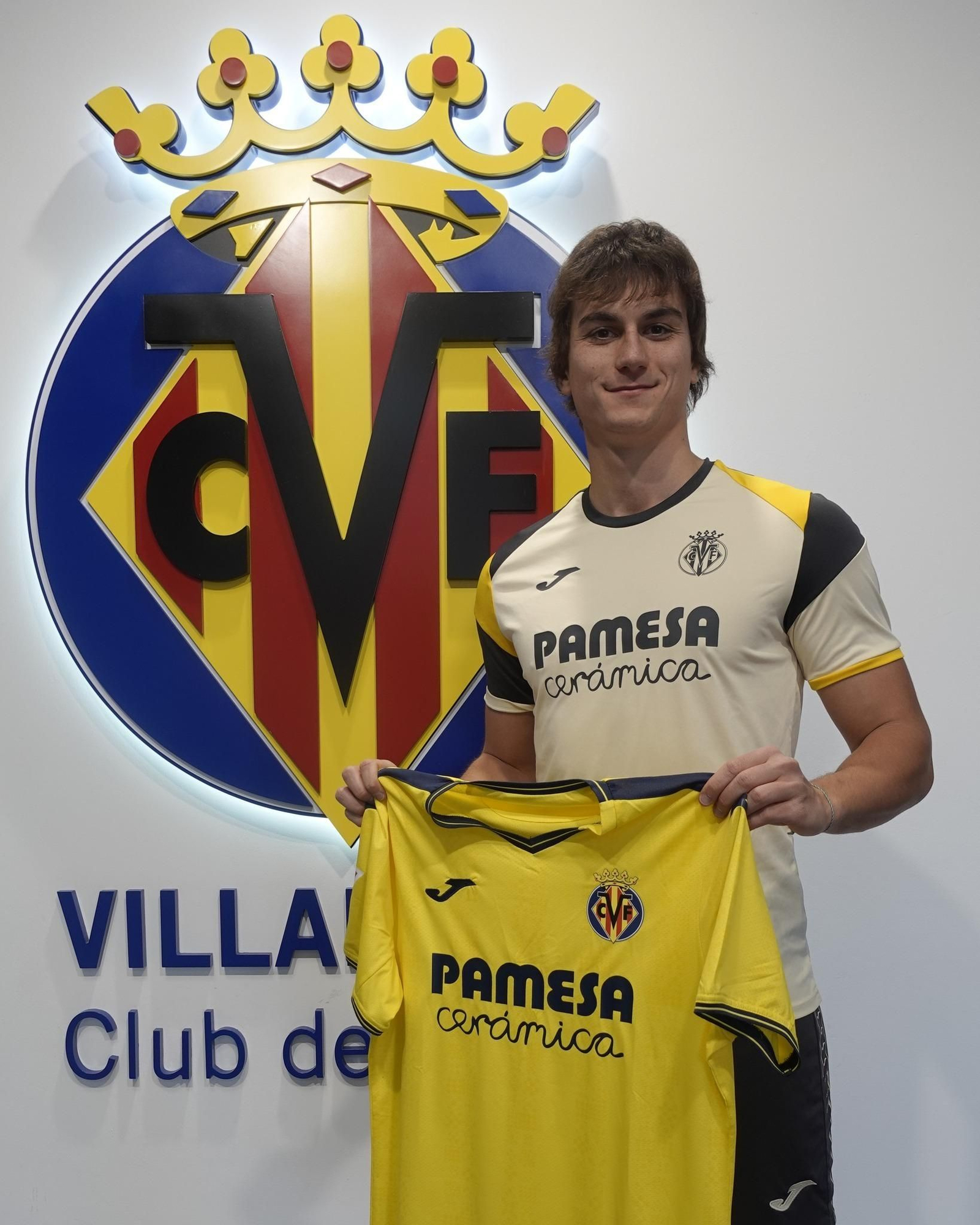 Slavy, presentado por el Villarreal B.