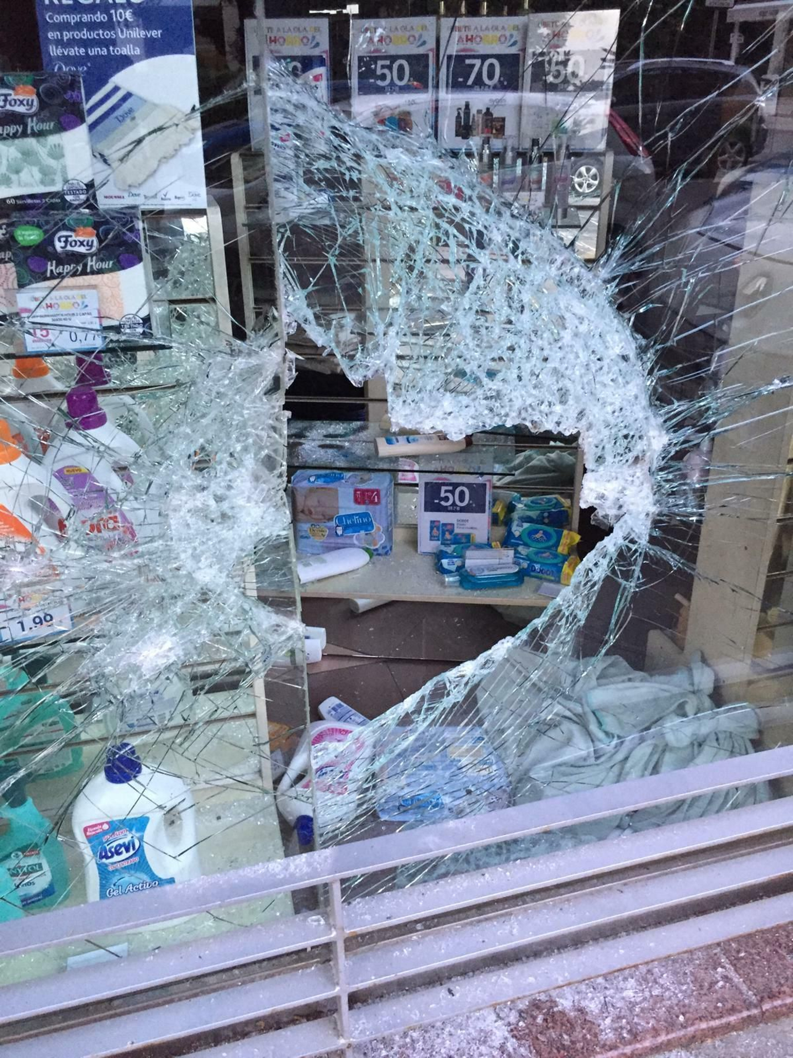 Boquete por el que entraron los autores de uno de los robos.