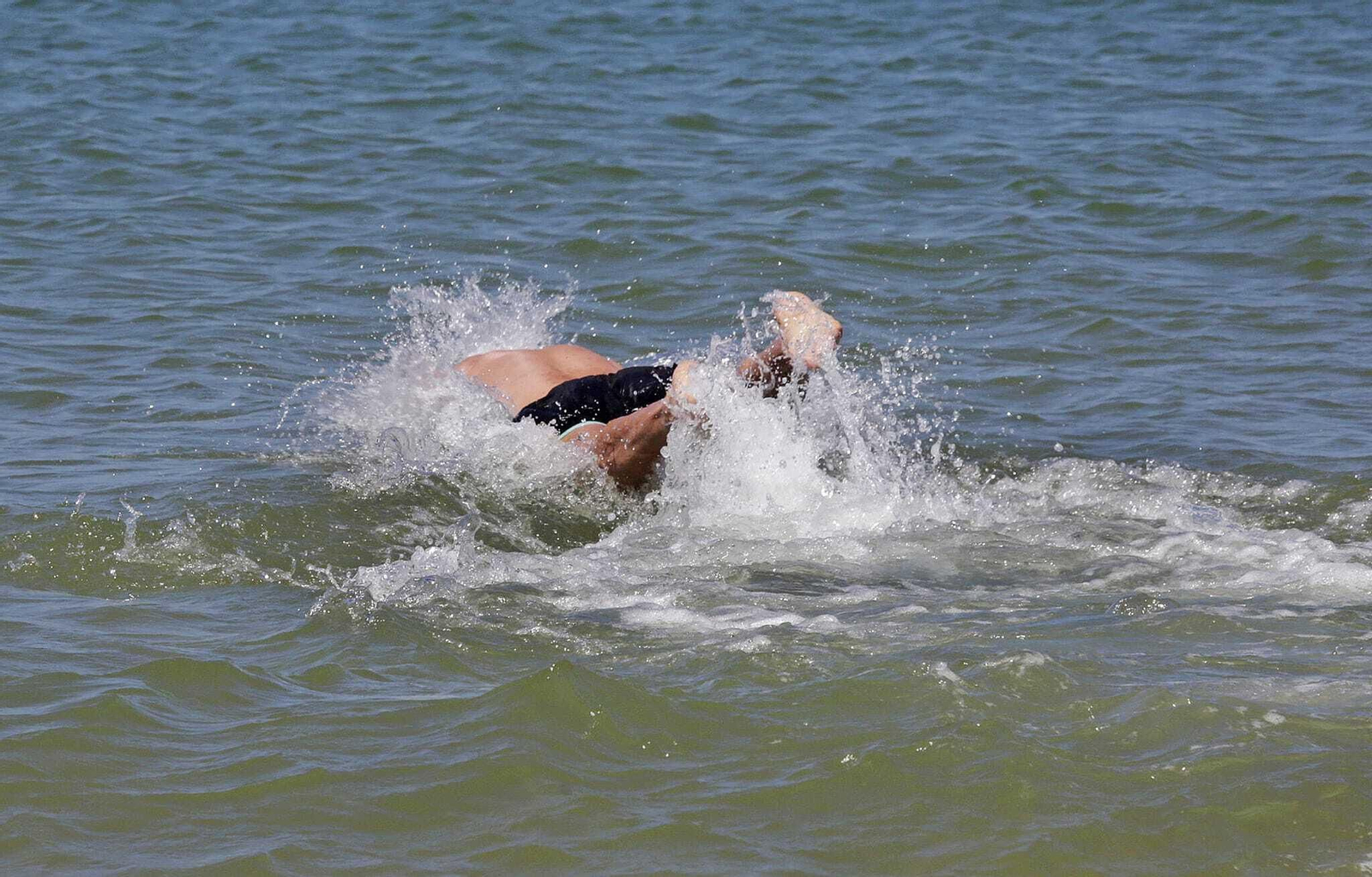 Primer día de baño en las playas de El Puerto.