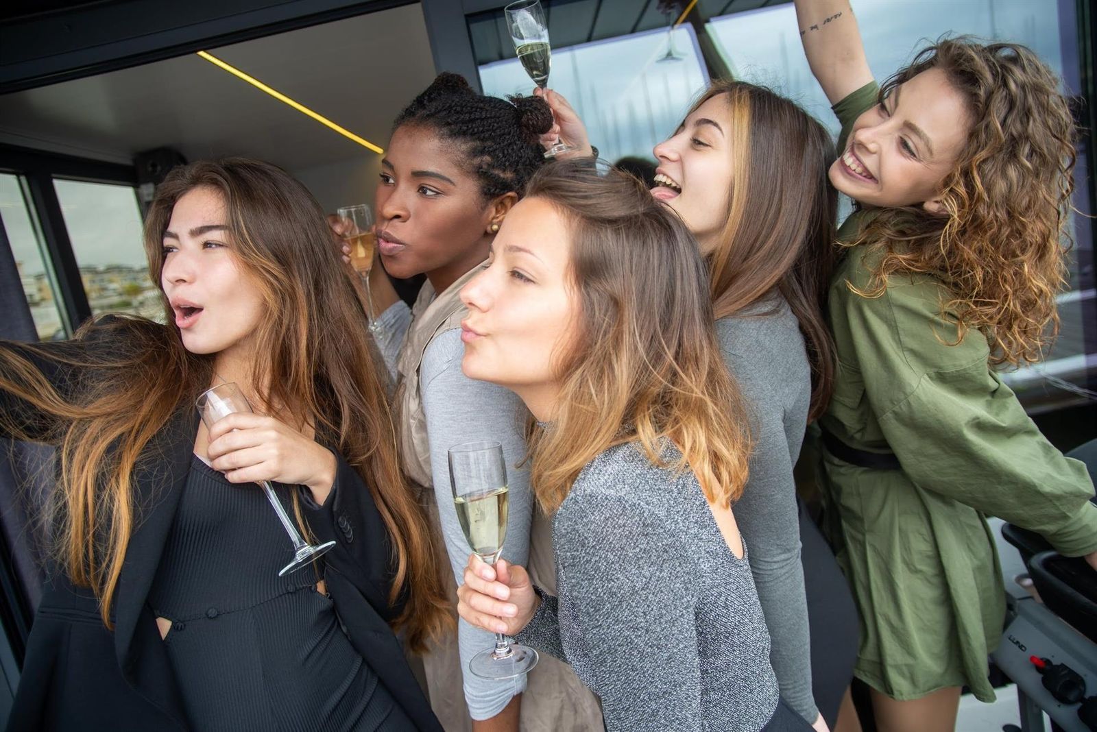 Investigadoras alertan sobre la idealización del consumo de alcohol de la juventud en Instagram