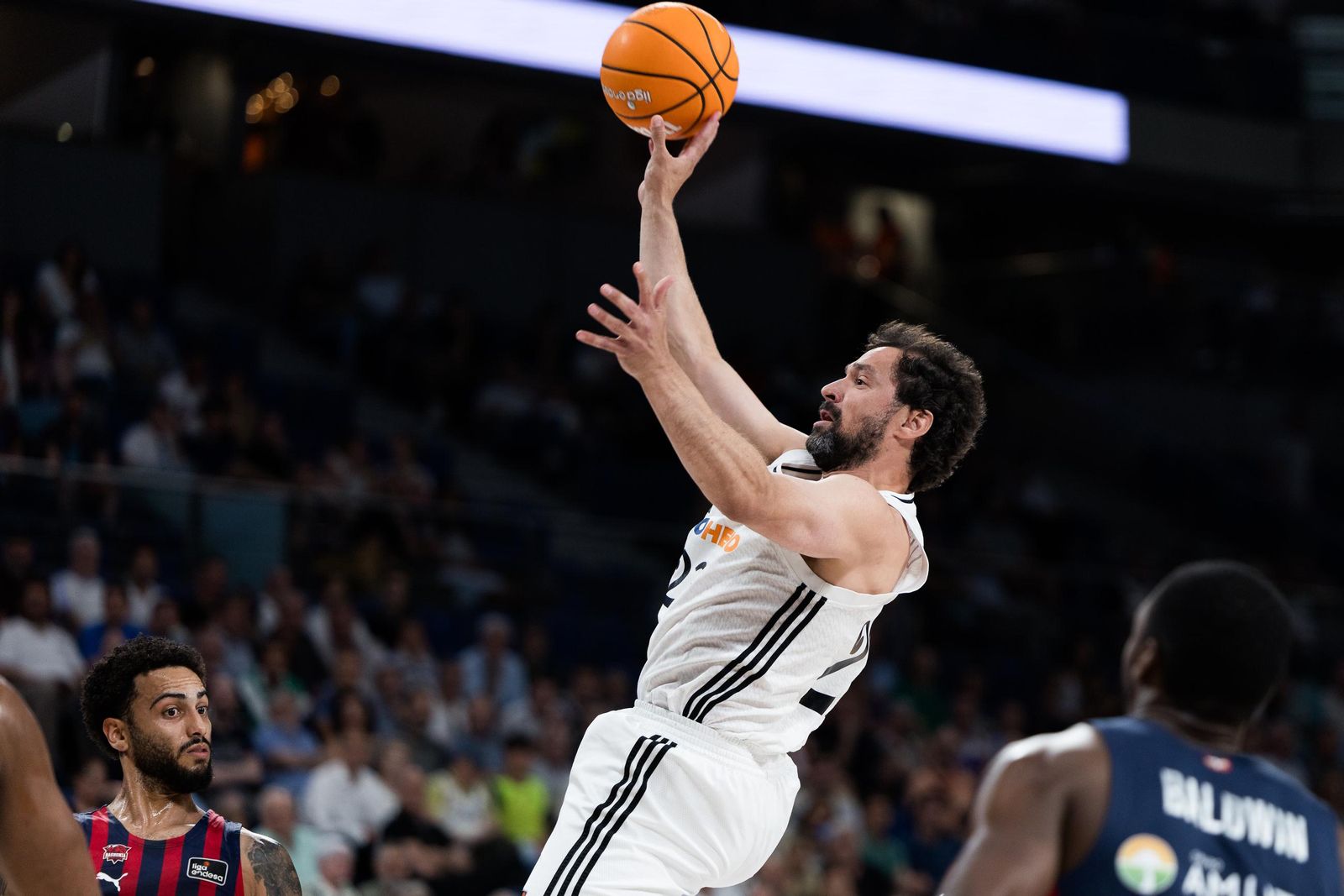 El Real Madrid sufre pero gana al Baskonia (82-76)