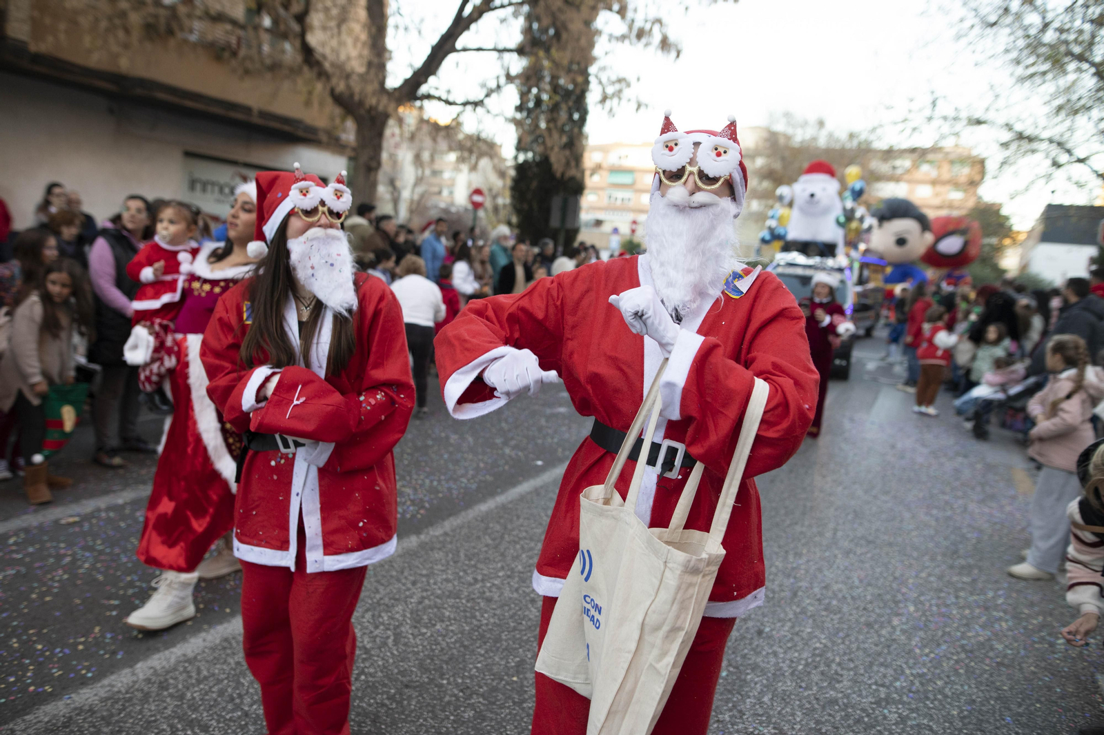 Así ha sido la cabalgata de Papa Noel por Granada