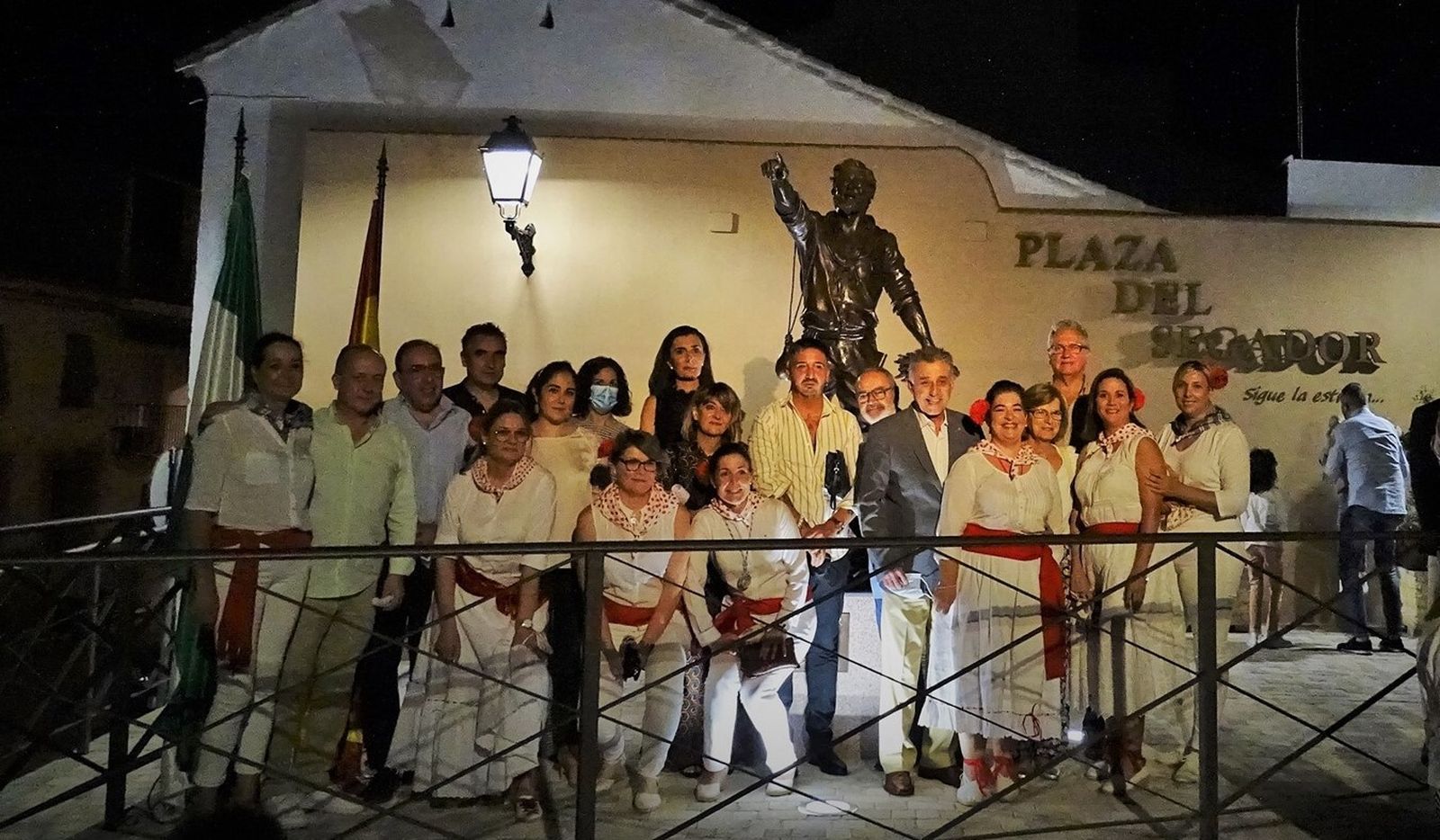 Miembros de la corporación municipal, un grupo de segadores y el artista, junto a la escultura.