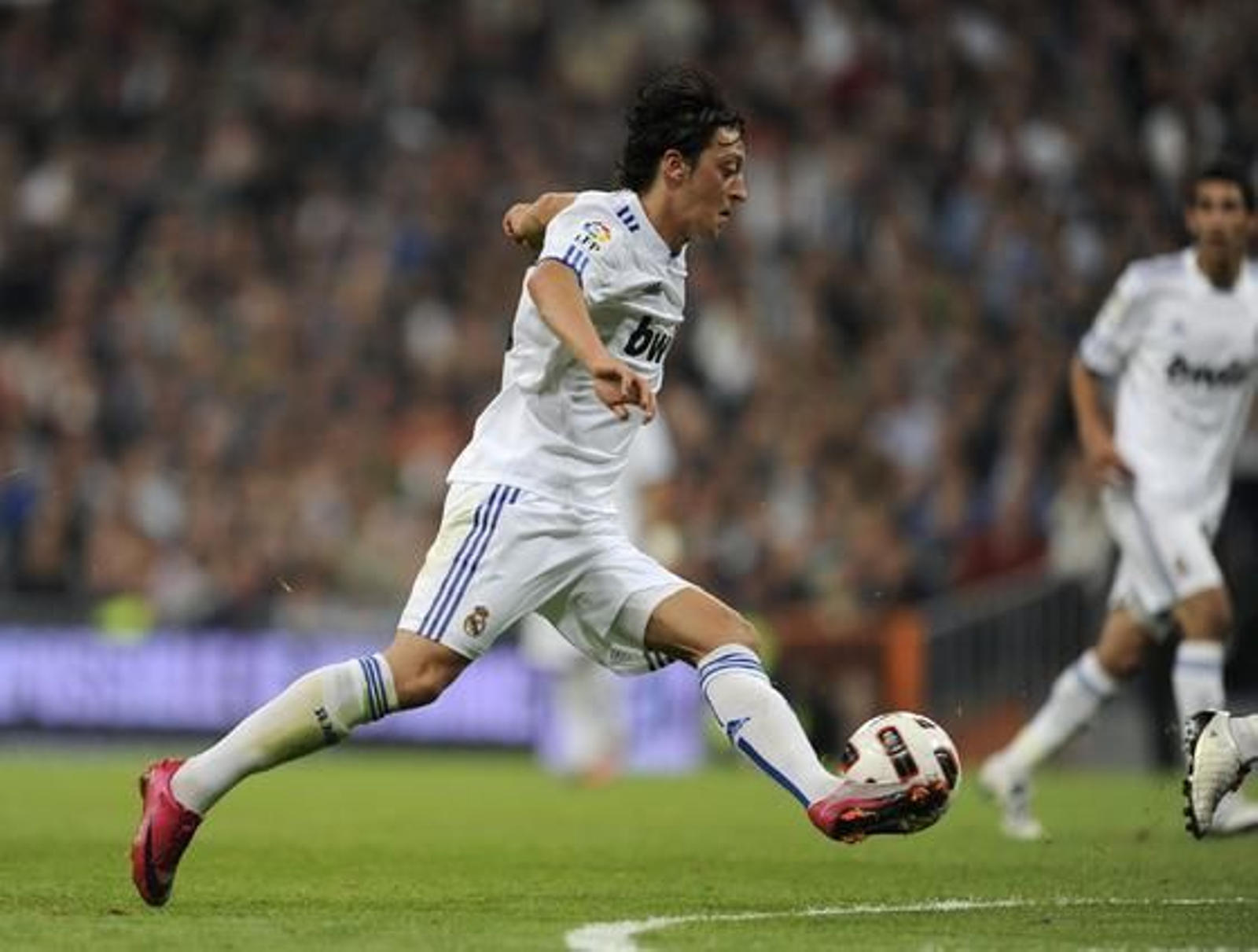 Özil controla el balón en mediocampo. / AFP