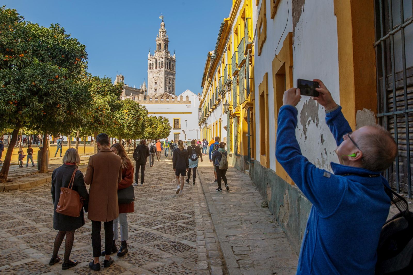 Turistas en el Patio de Banderas.