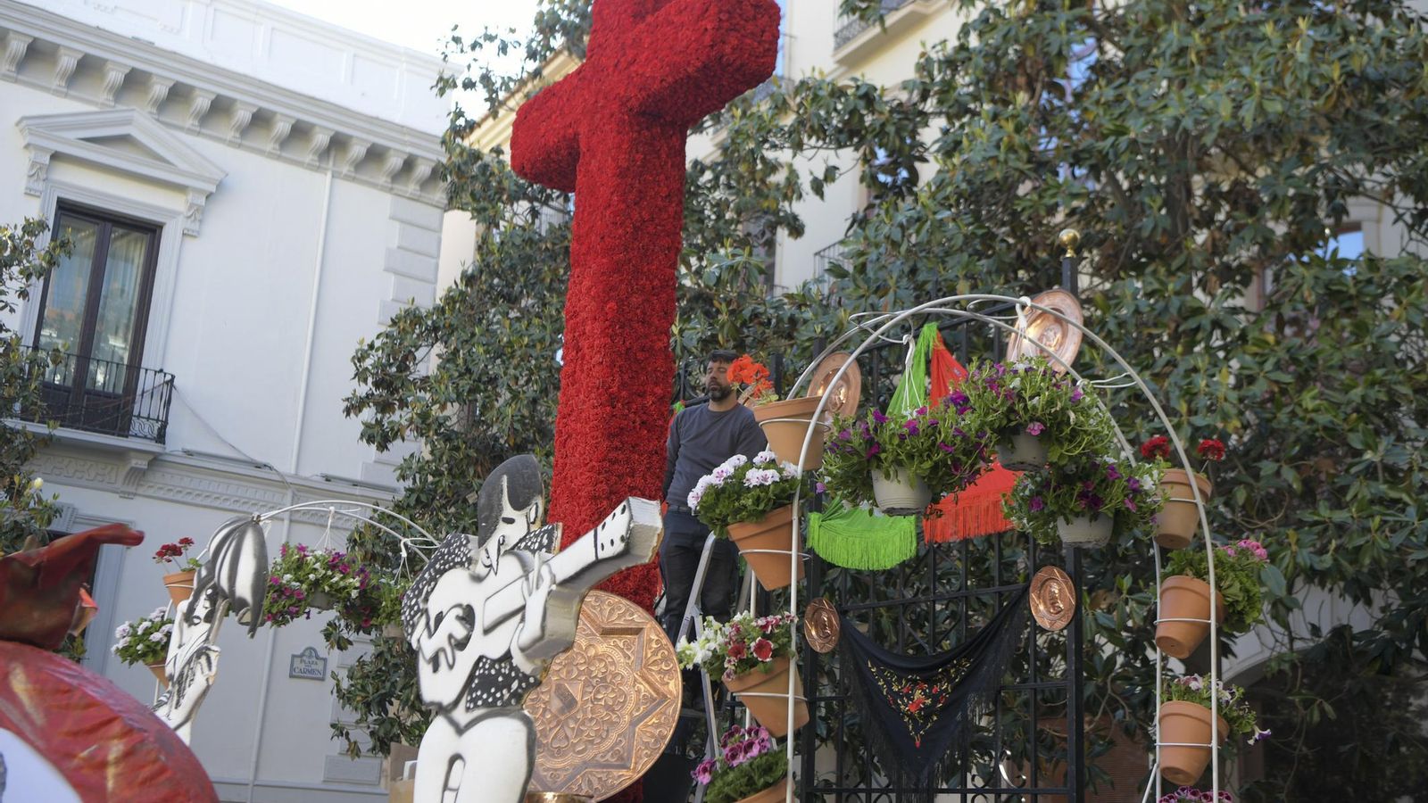 Los granadinos disfrutan de las cruces en el centro de la capital