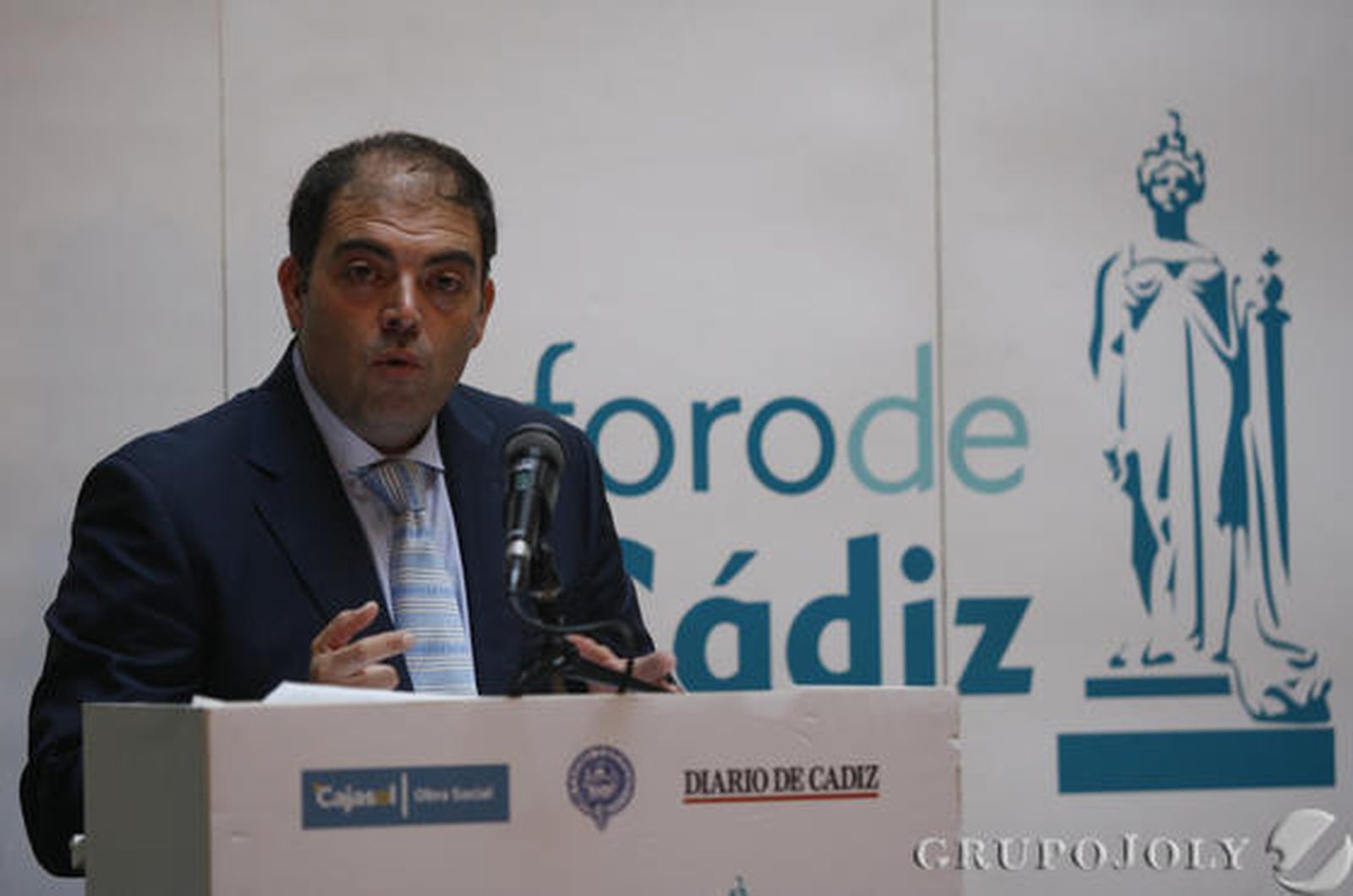 El presidente de los autónomos, Lorenzo Amor, ayer en su intervención en el Foro de Cádiz, en el Casino Gaditano.  Foto: Joaquin Pino