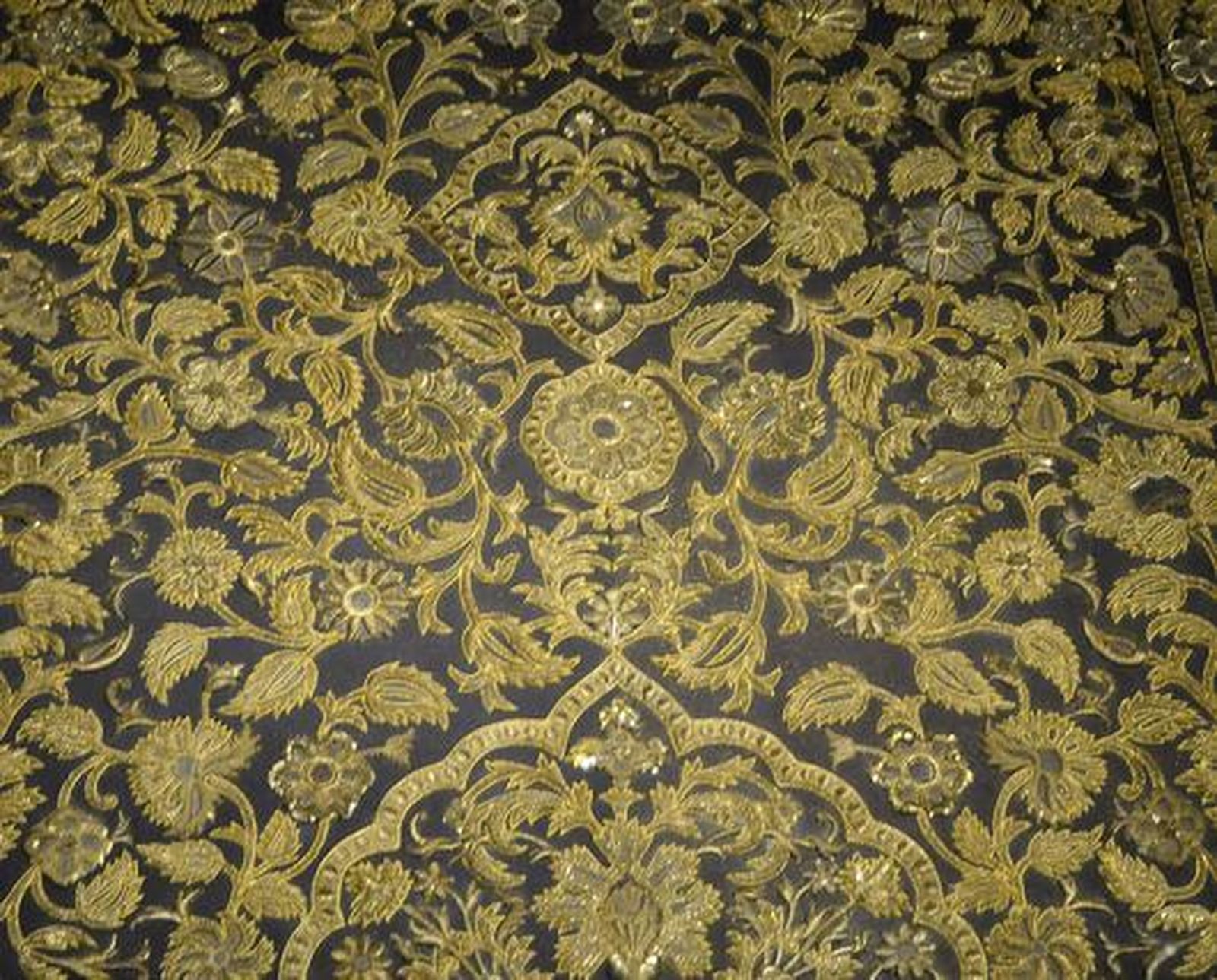 Restauración del manto de la Virgen de Loreto de San Isidoro