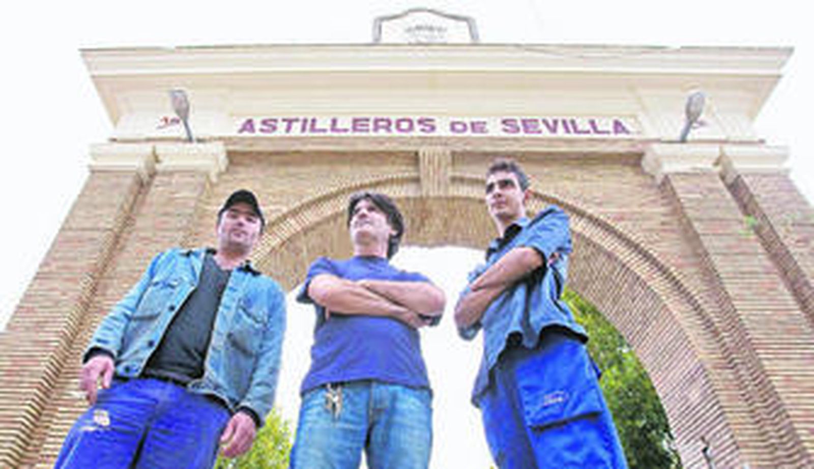 Trabajadores de Astilleros de Sevilla, ayer durante el paro.