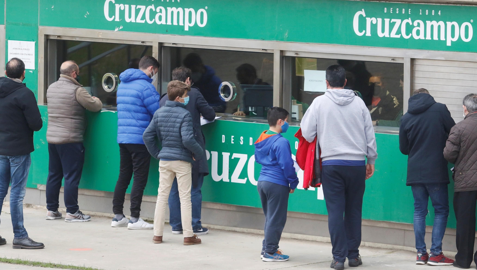 Aficionados del Córdoba CF retiran sus entradas en taquillas para el partido ante el Real Murcia.