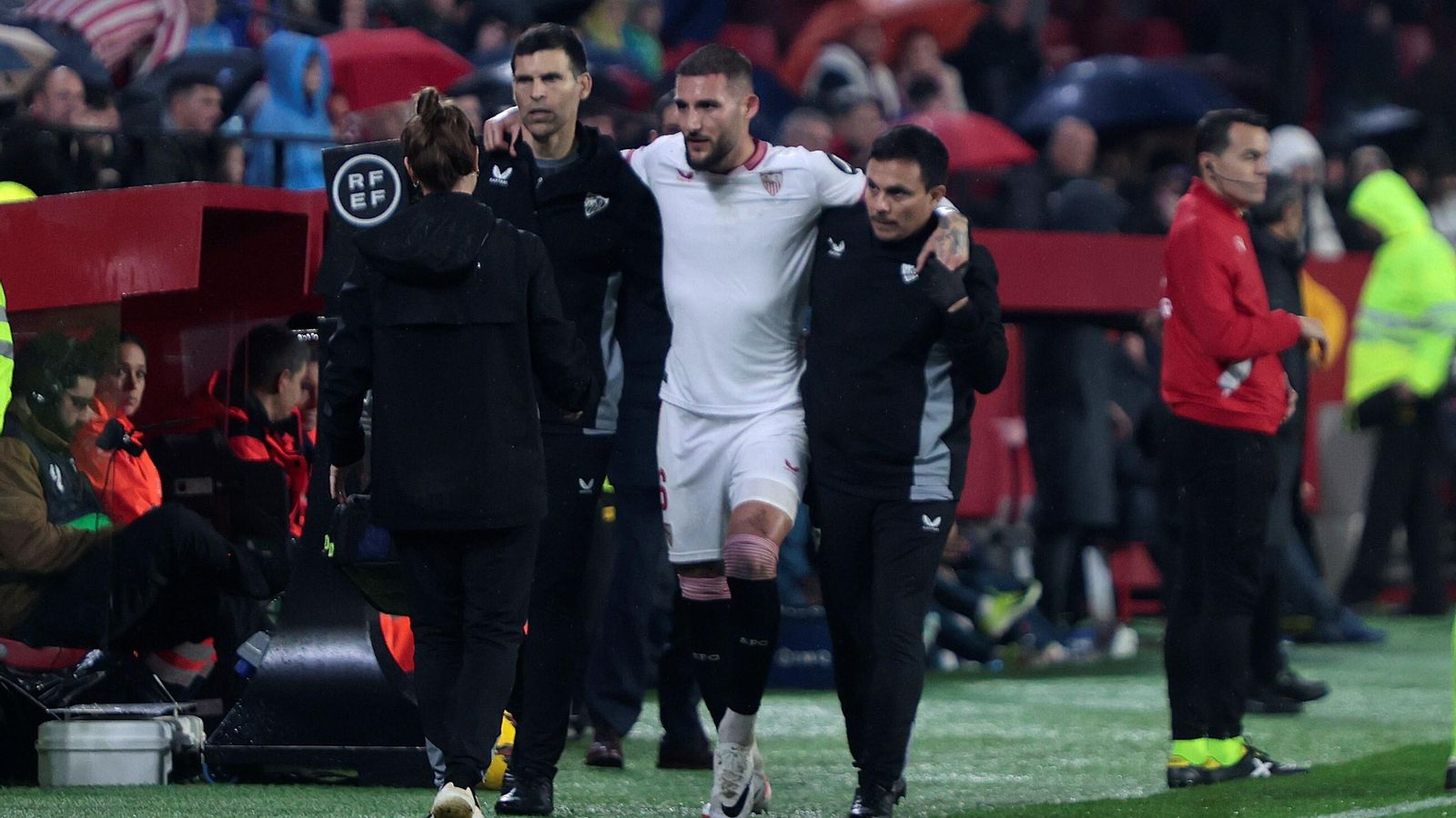 Gudelj es ayudado a abandonar el campo en el Sevilla-Athletic, el 4 de enero.