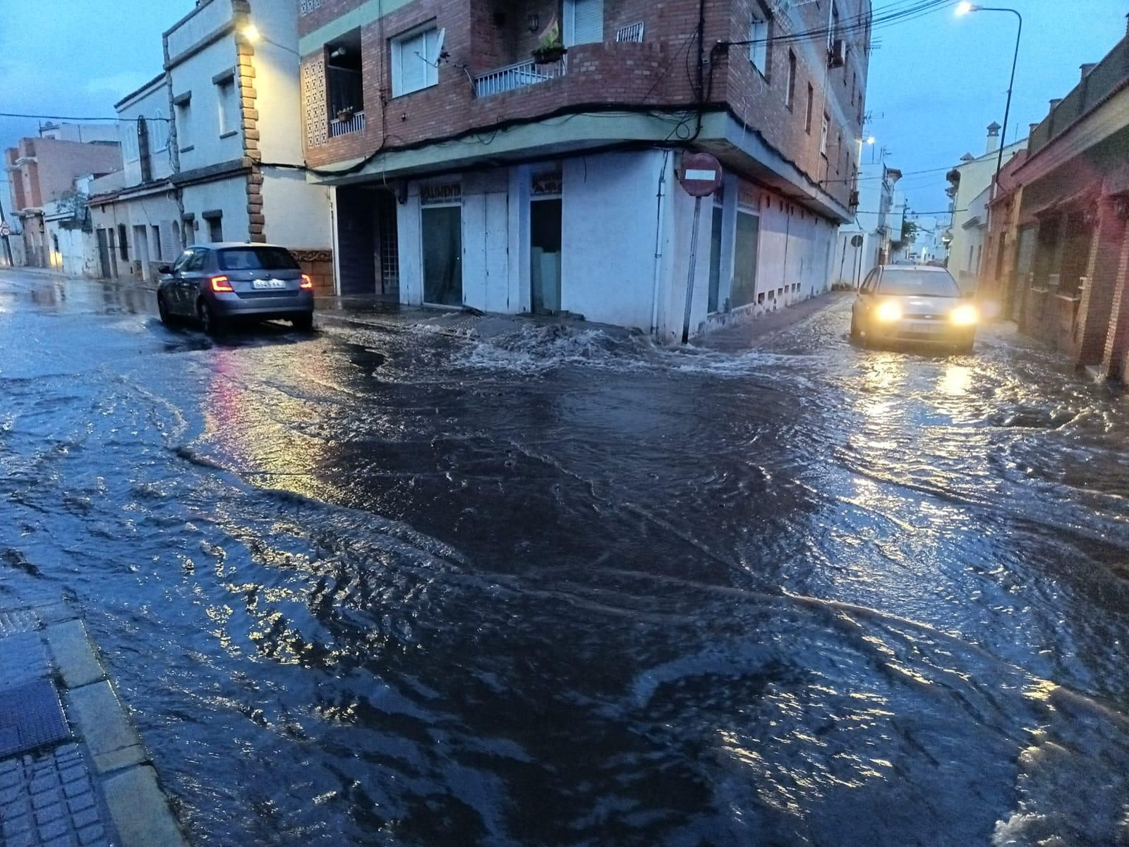 Las inmediaciones de Menéndez Pelayo, totalmente anegadas.